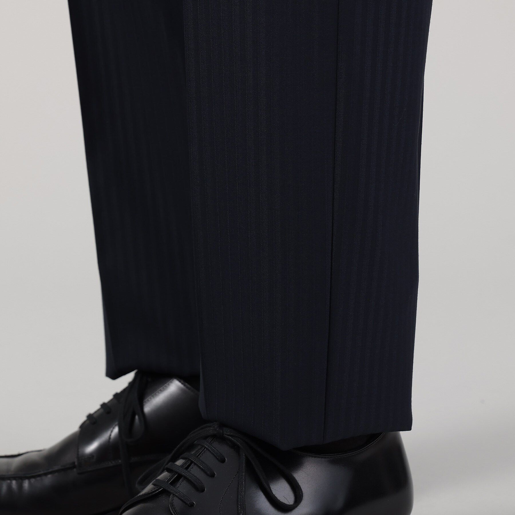 TAKEO KIKUCHI「【ナローモデル】シャイニー ヘリンボン ストライプ スーツ/3ピース対応可」|スーツ|