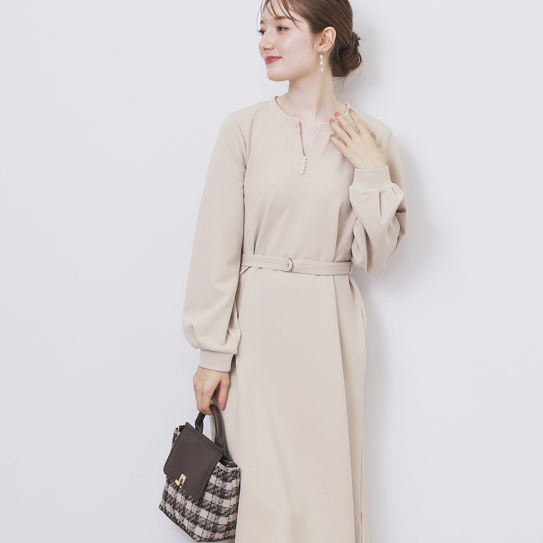 index「パール調ボタン付きキーネックワンピース【洗濯機OK】《S～3L》」|ワンピース|グレージュ(050)