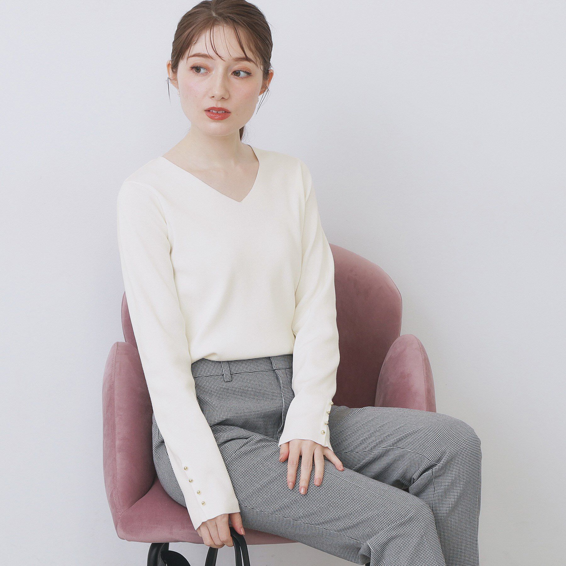 index「ゴールドボタンVネックニット【洗濯機OK】《6col》」|ニット・セーター|オフホワイト(003