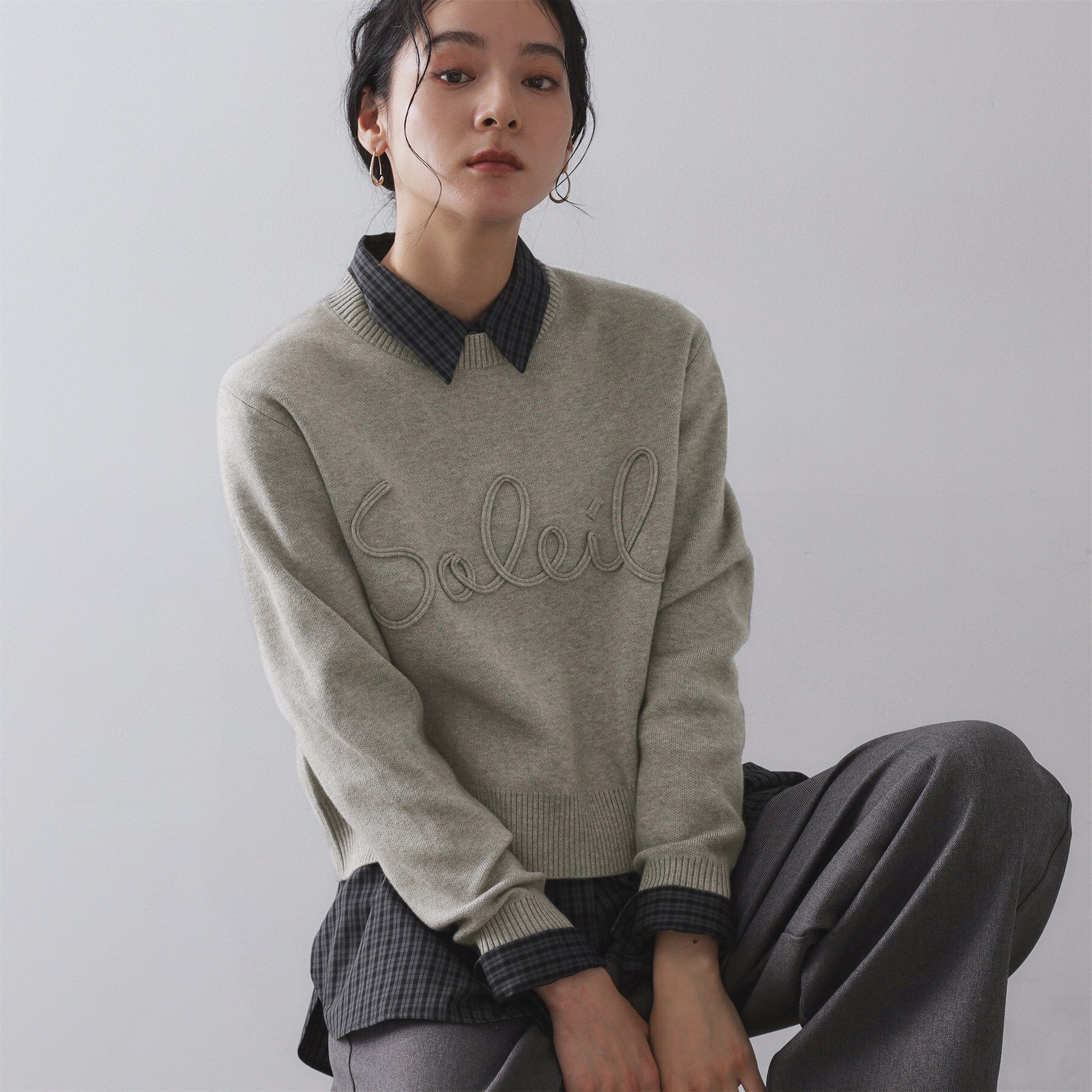 OPAQUE.CLIP「チェーン刺繍ロゴニット【洗濯機OK】」|ニット・セーター|グレー(012)