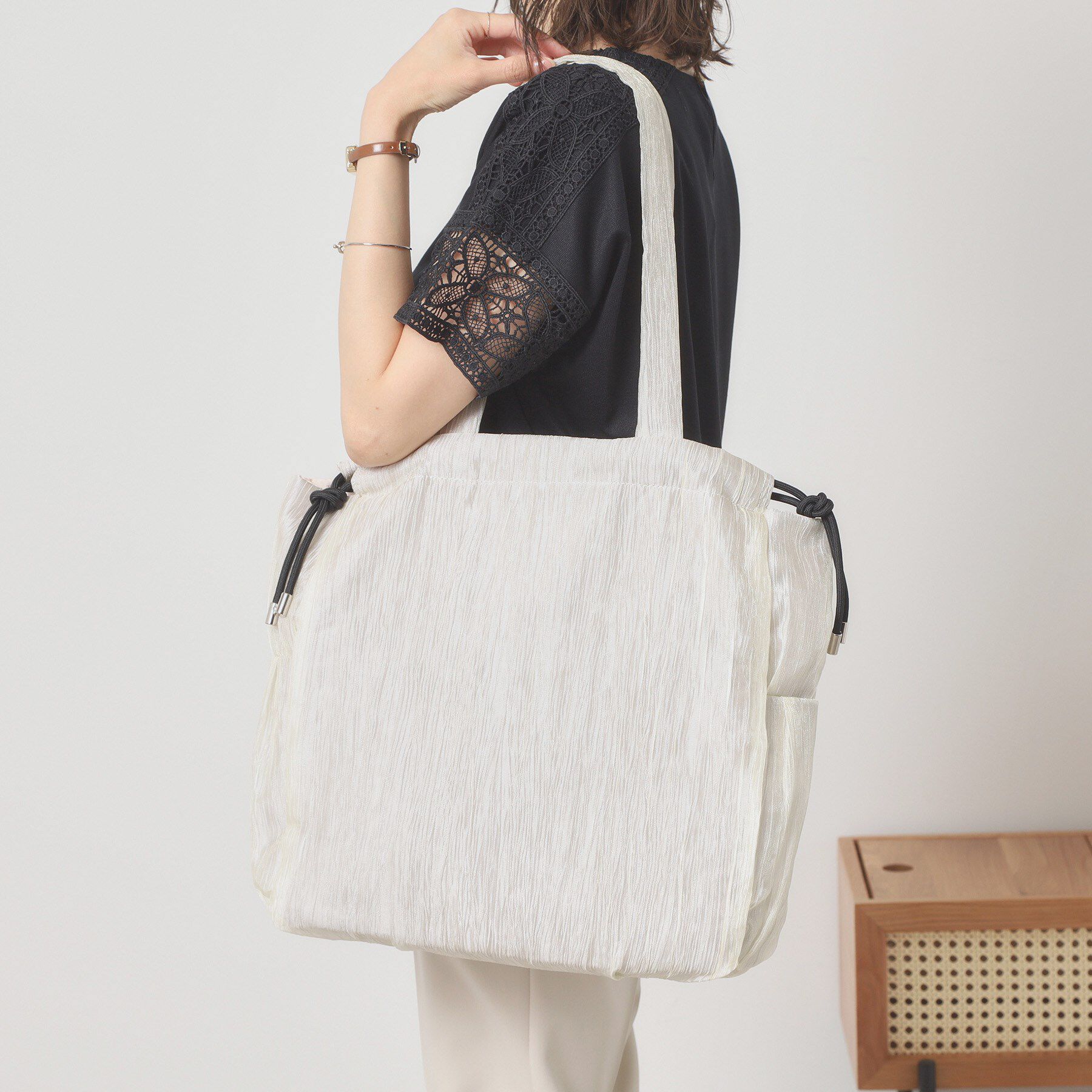 ITS&rsquo;DEMO「【A4対応】シアー巾着トート」|トートバッグ|アイボリー(004)