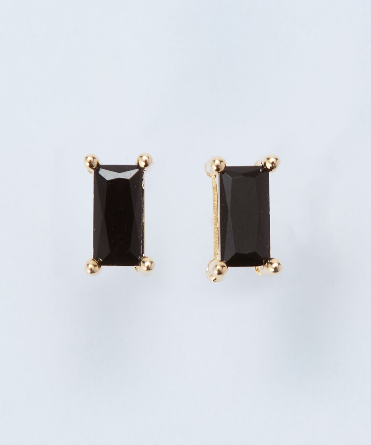 Phoebe「シャインフレームレクタングルピアス　ブラック」|ピアス|