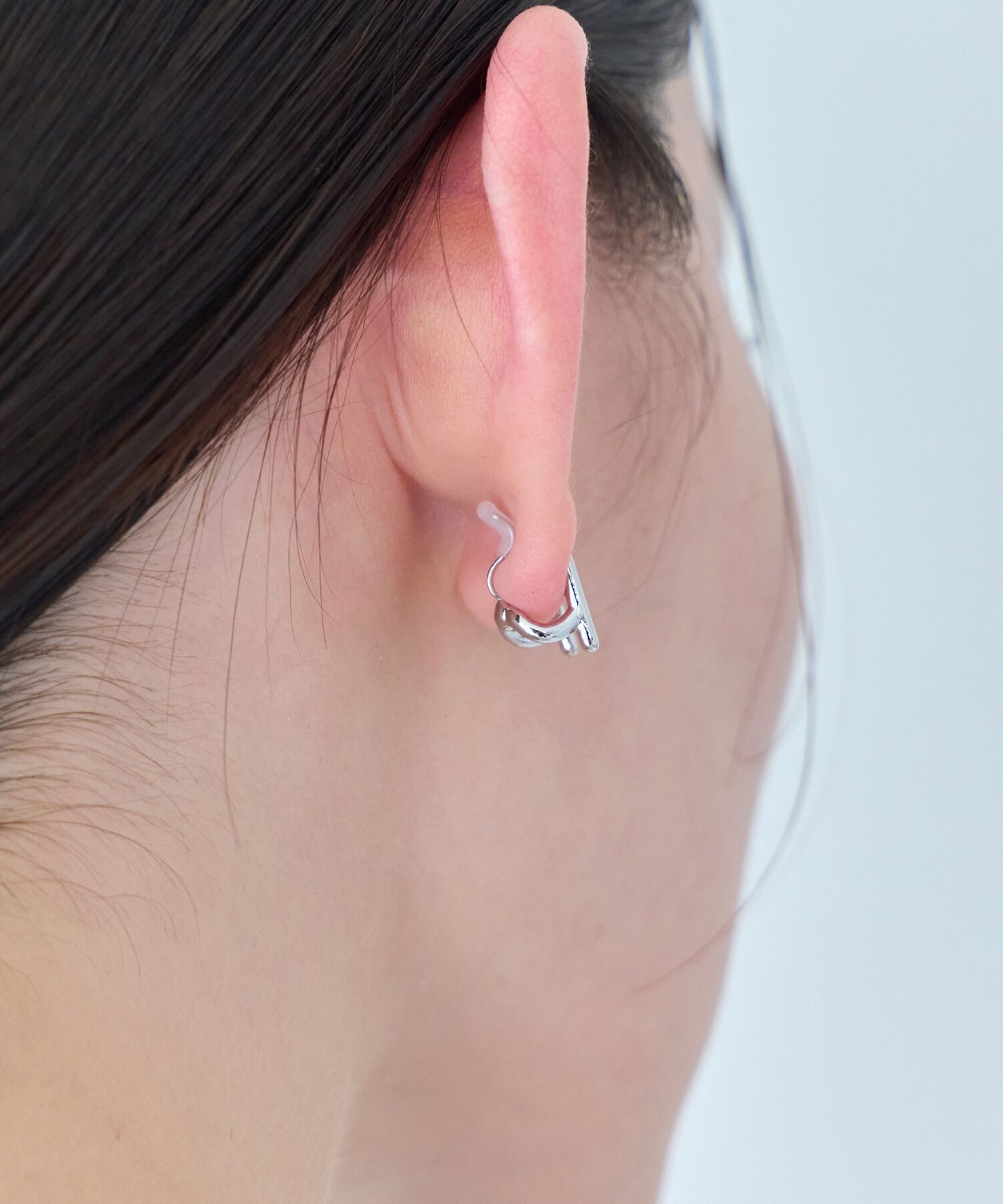 Phoebe「【痛くないシリーズ/金属アレルギー対応】ダブルラインビジューライトフィットイヤリング　シルバー」|イヤリング|