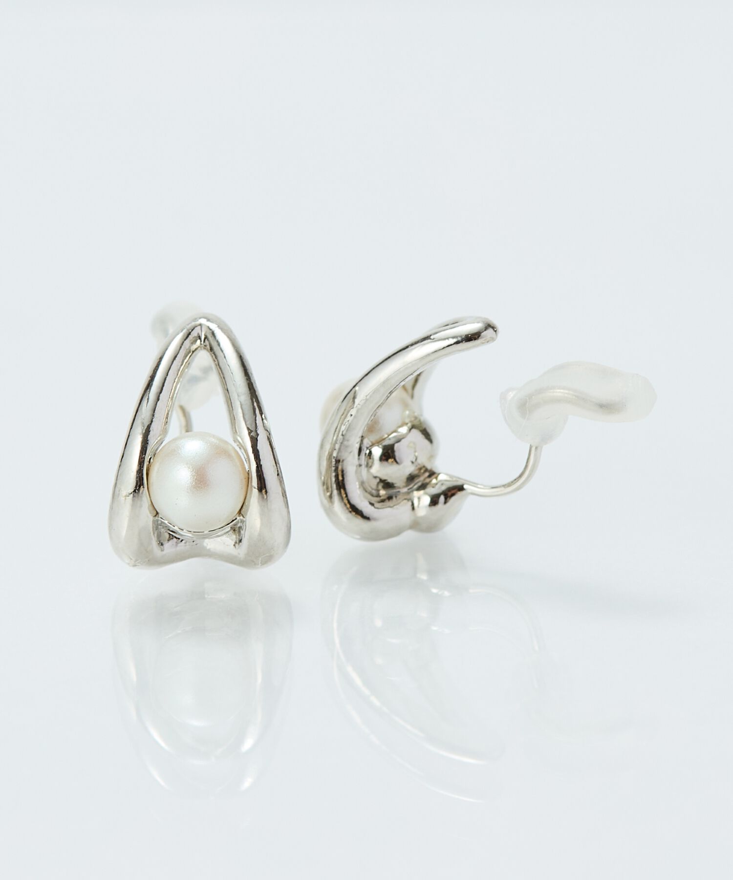 Phoebe「【痛くないシリーズ/金属アレルギー対応】ドロップパールライトフィットイヤリング　シルバー」|イヤリング|