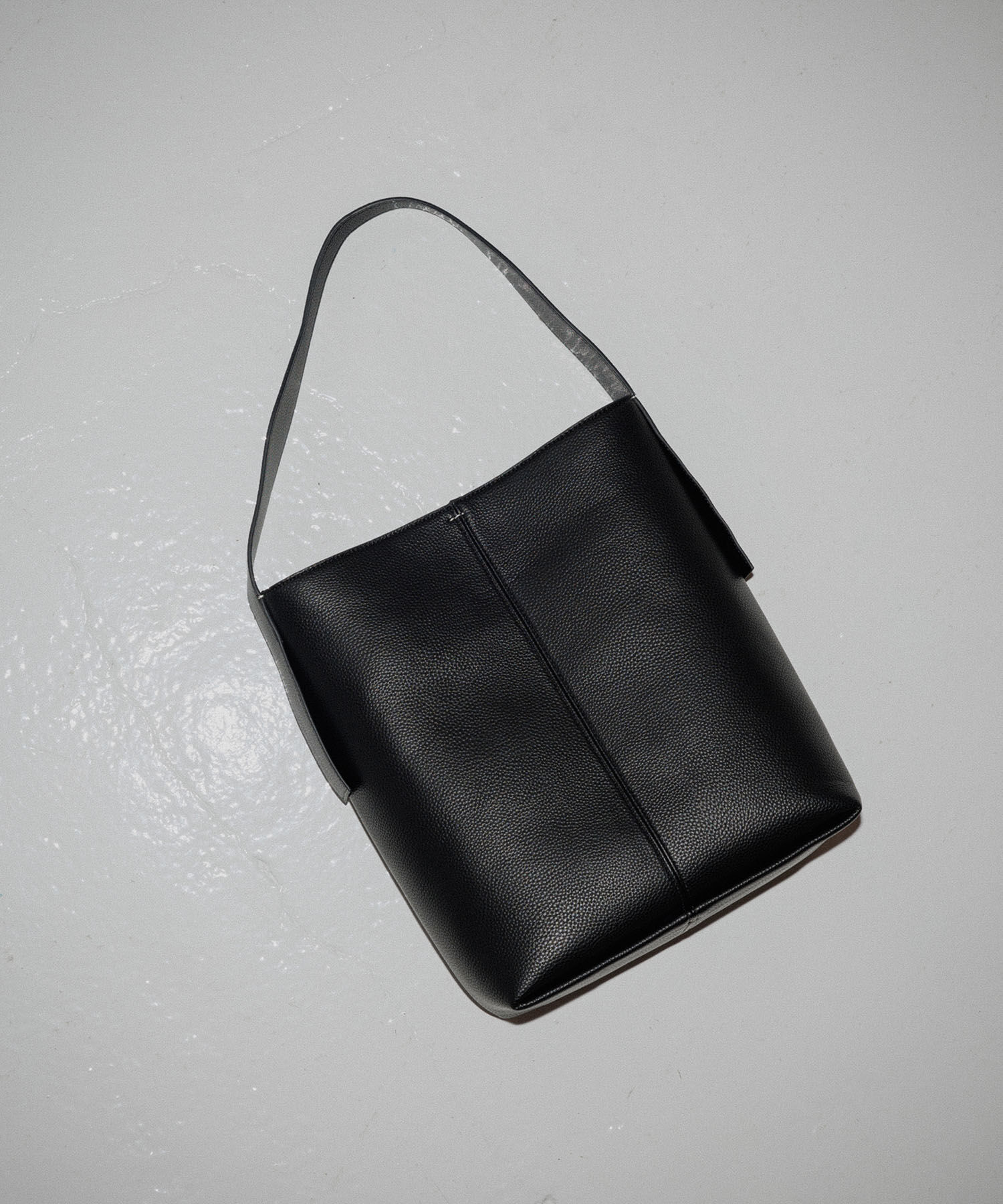 ADAM ET ROPE'「【サステナブル・一部WEB限定カラー】軽量シュリンクワンハンドルバッグ」|ショルダー・メッセンジャー|ブラック(01)