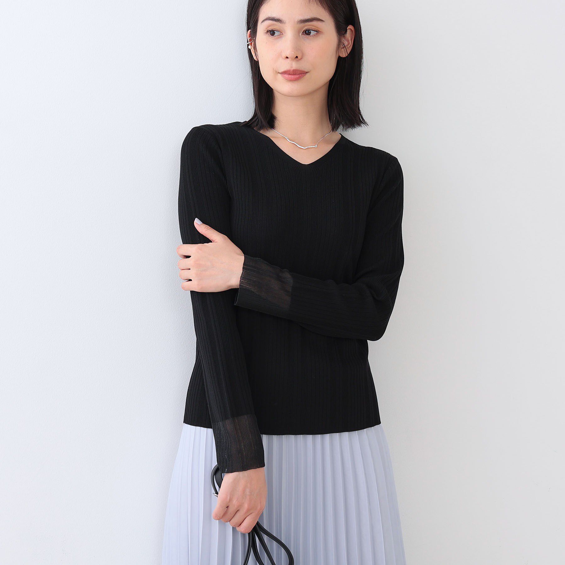INDIVI「【洗える／袖口シアー】コンパクトVネックニット」|ニット・セーター|ブラック(019)