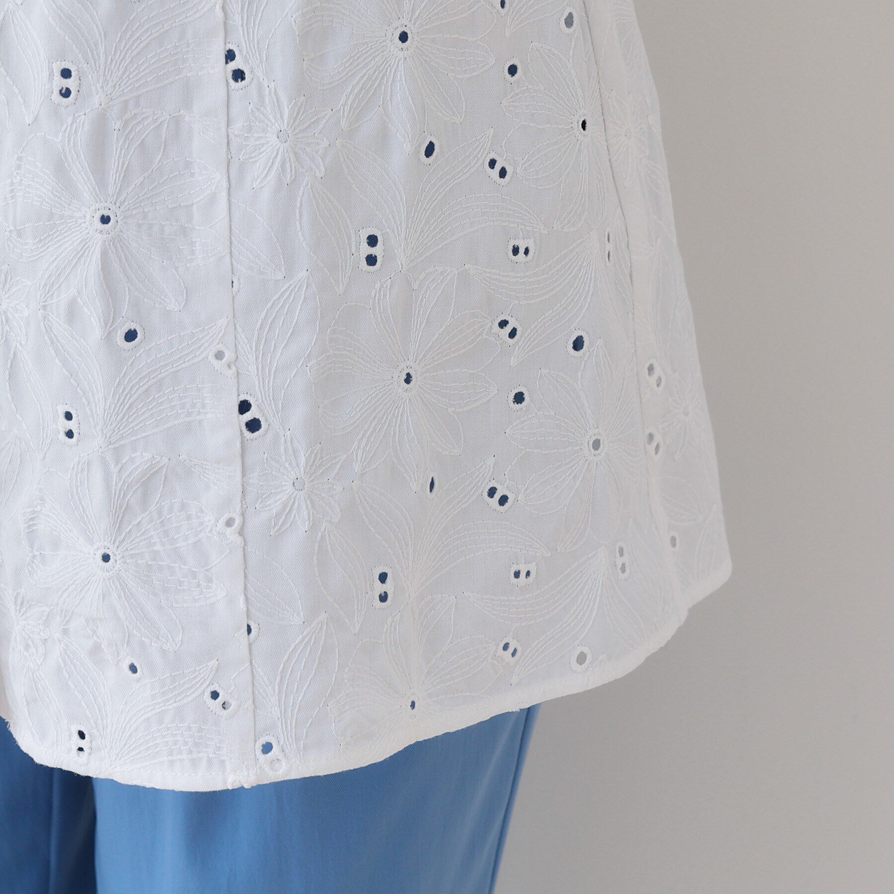 INDIVI「【洗える】フラワーカット刺繍ノースリーブブラウス」|シャツ・ブラウス|