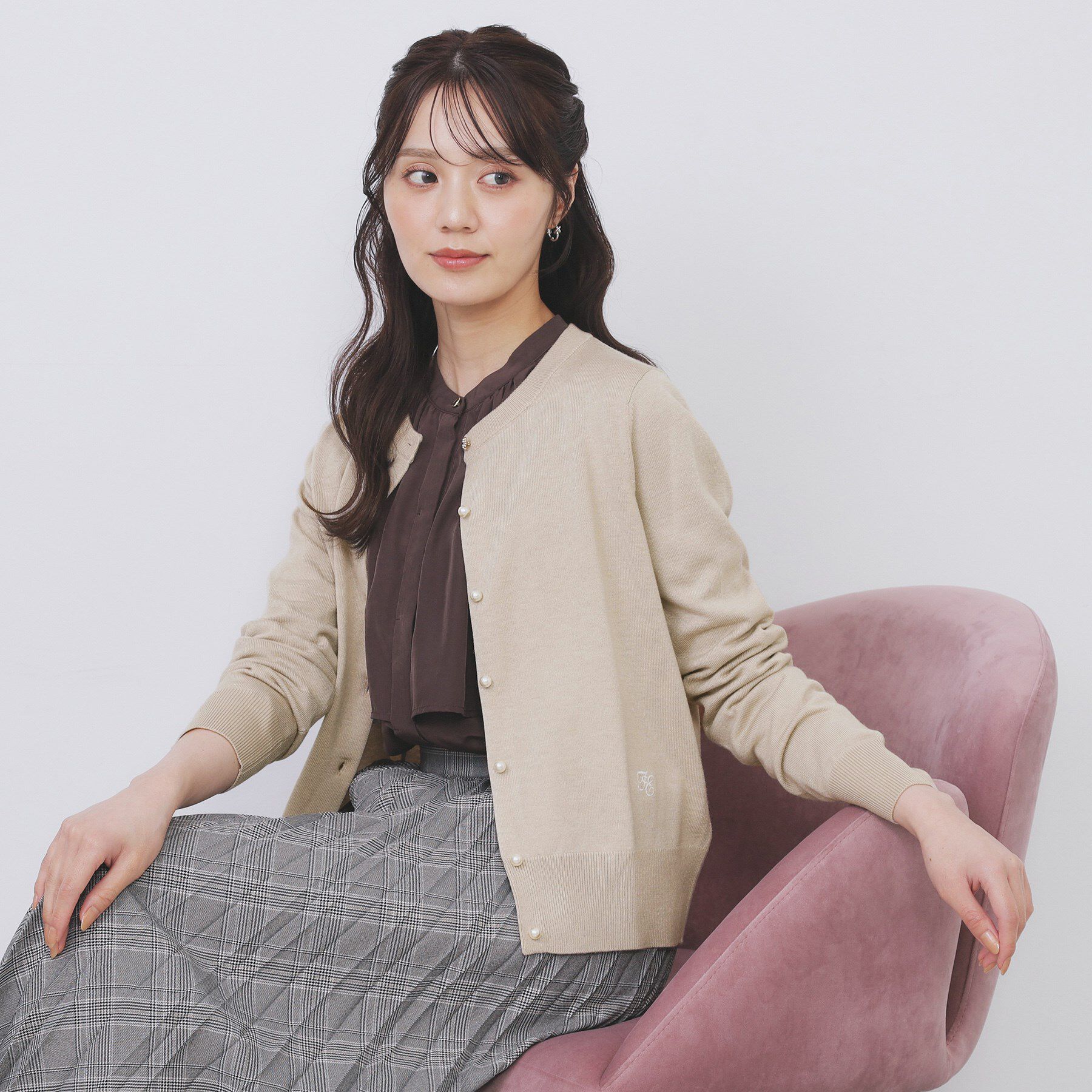 index「ビジュークルーネックカーディガン【洗濯機OK】」|カーディガン|グレージュ(050)