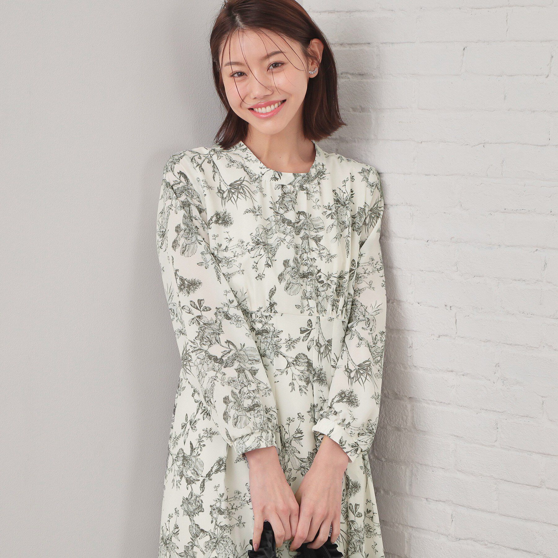 index「フラワーハイネックタックワンピース【洗濯機OK／イージーアイロン／防シワ】」|ワンピース|