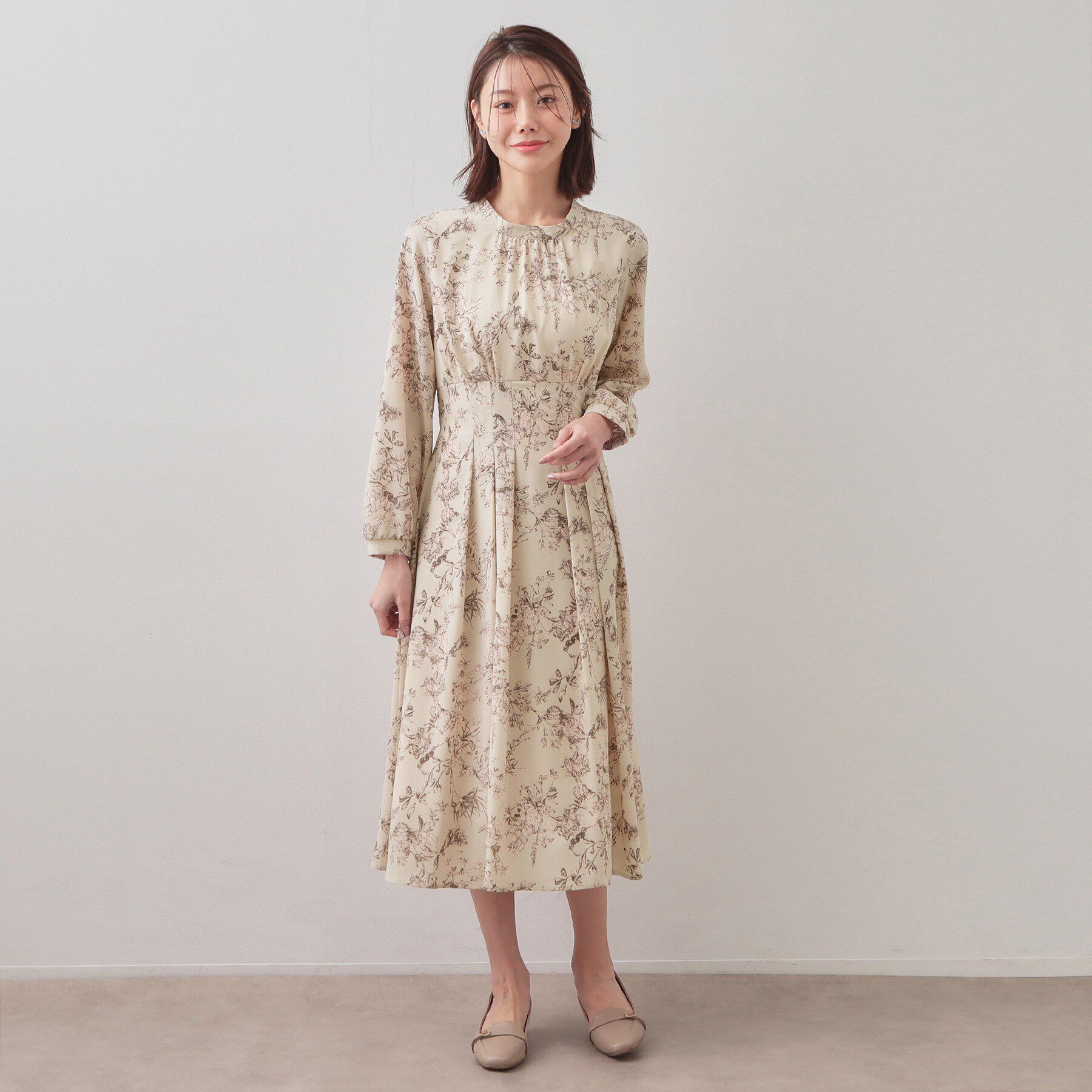 index「フラワーハイネックタックワンピース【洗濯機OK／イージーアイロン／防シワ】」|ワンピース|