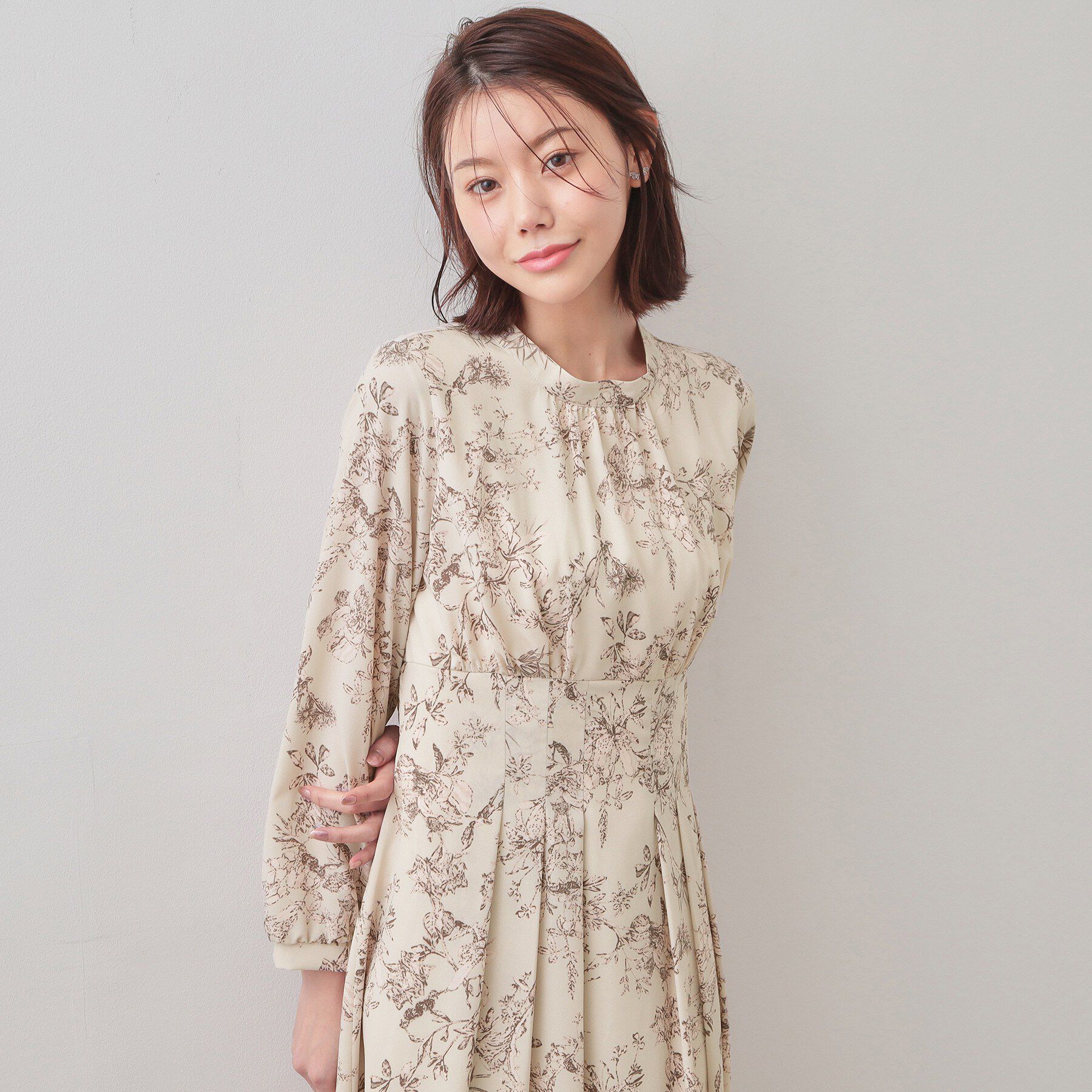 index「フラワーハイネックタックワンピース【洗濯機OK／イージーアイロン／防シワ】」|ワンピース|