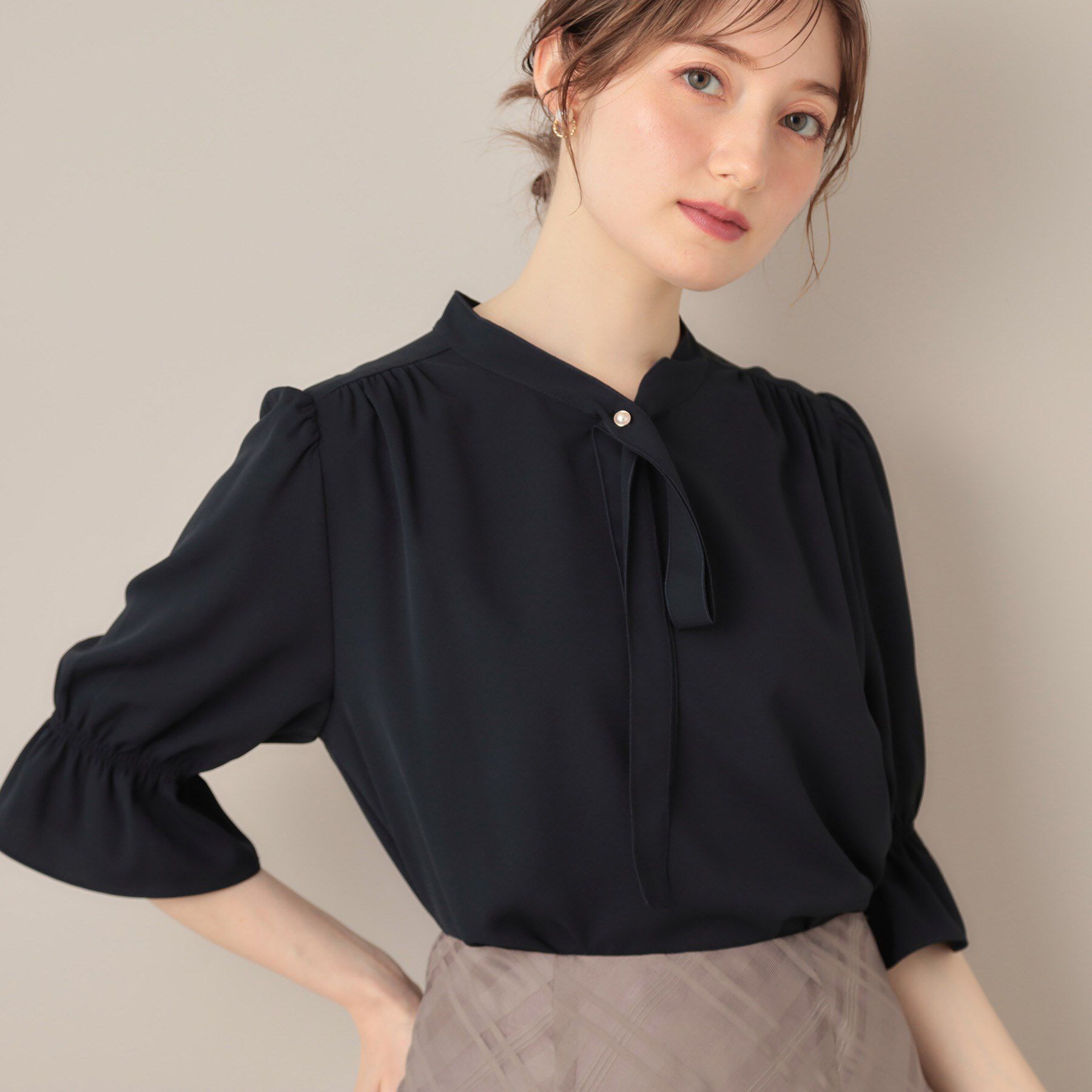 Couture broach「【大人可愛い・5分袖・通勤】デザインタイブラウス」|シャツ・ブラウス|ネイビー(094)