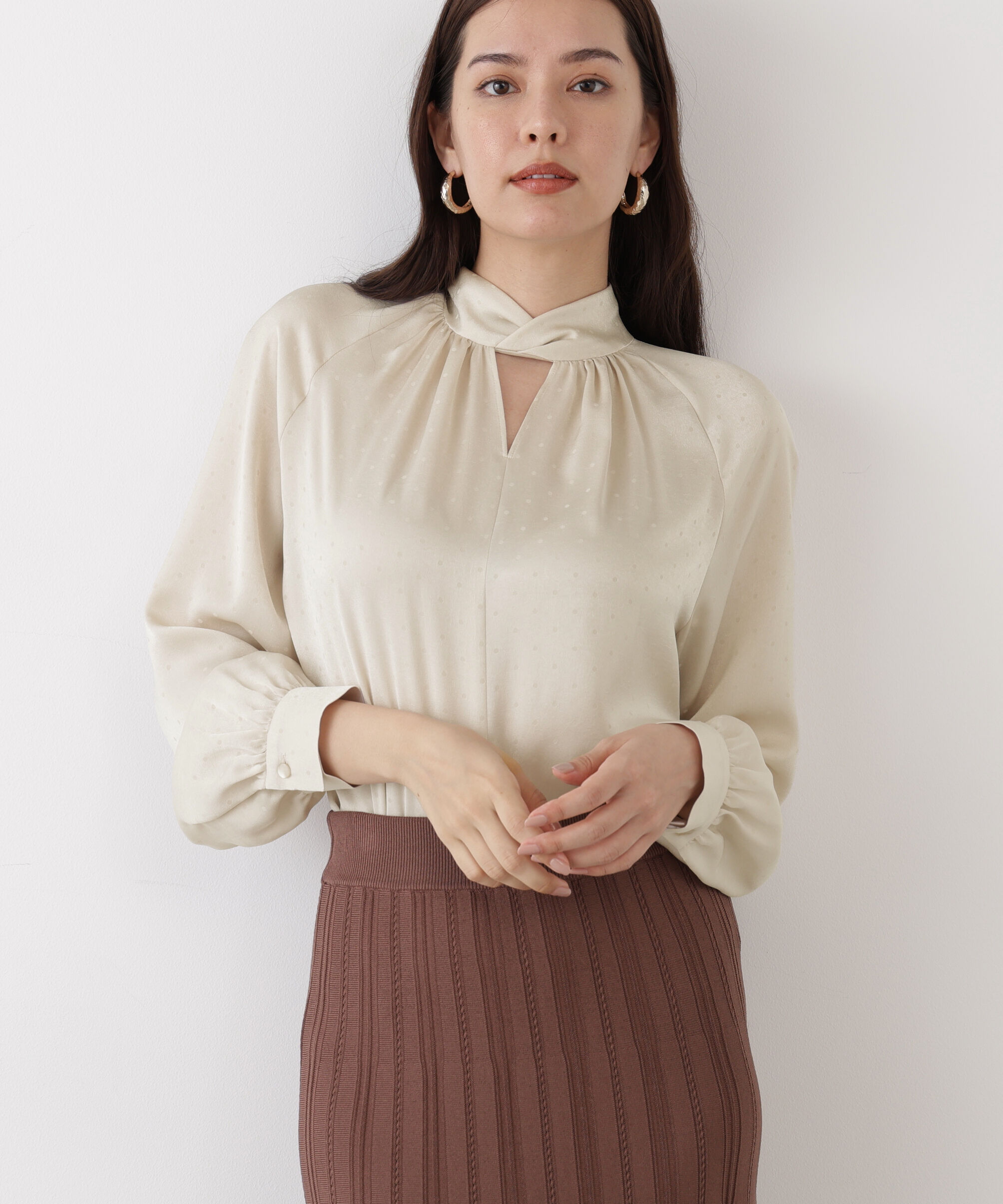  「◆ギャザーネックドットジャガードブラウス」|シャツ・ブラウス|ベージュ