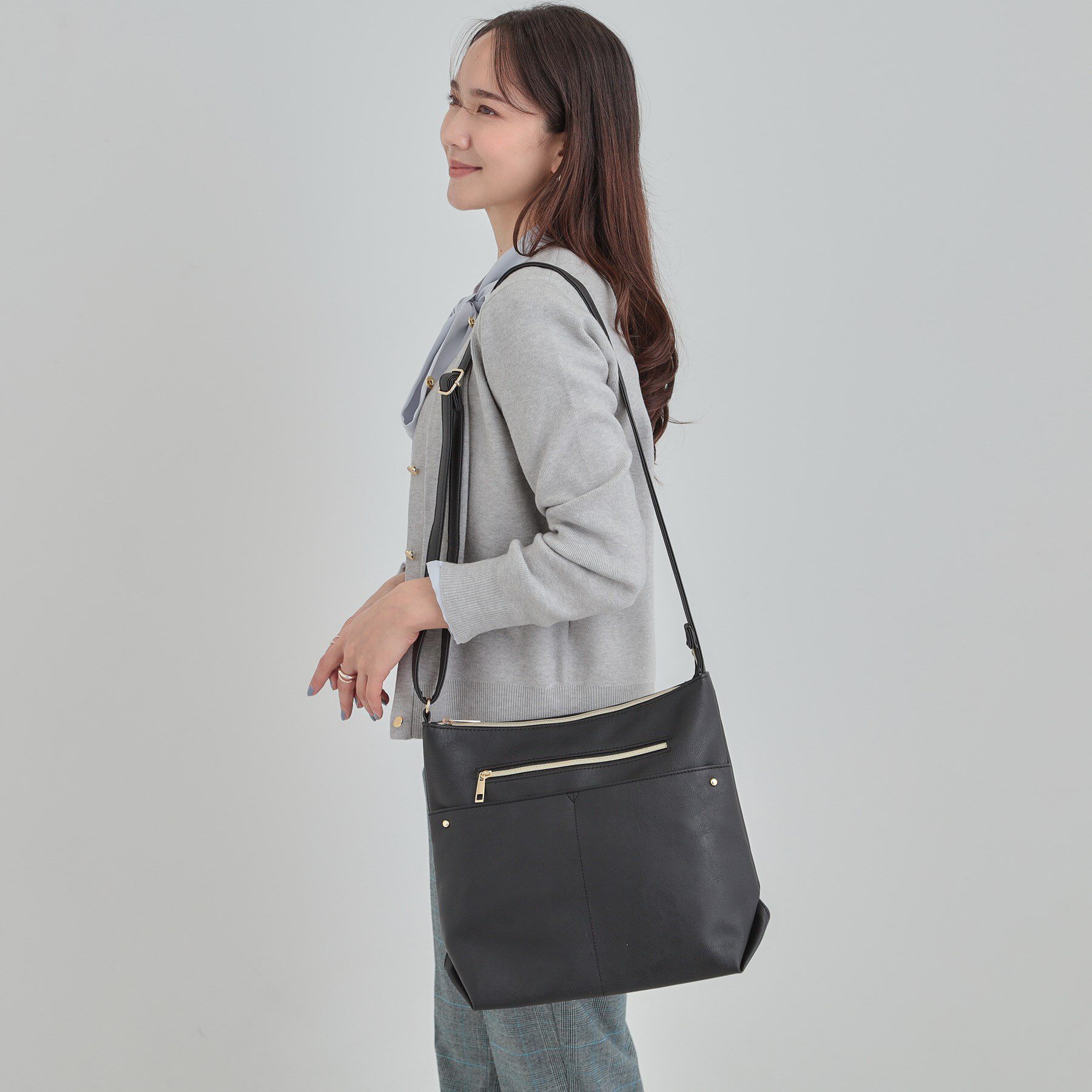 SHOO･LA･RUE「フロントWポケットショルダーバッグ」|ショルダー・メッセンジャー|ブラック(019)