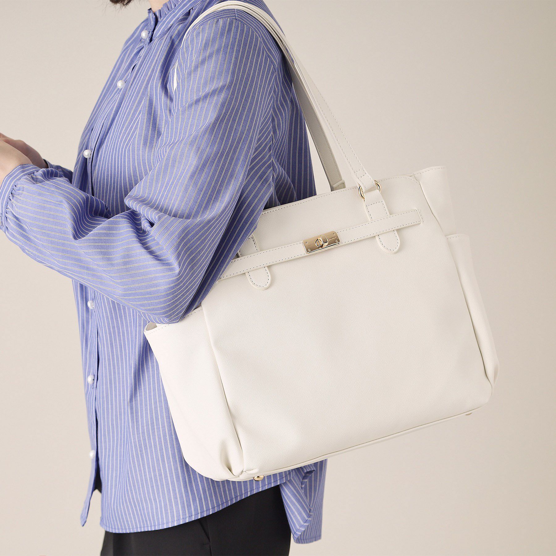 ITS&rsquo;DEMO「【通勤／10ポケット】ベルト飾り付角シボA4トート」|トートバッグ|オフホワイト(003