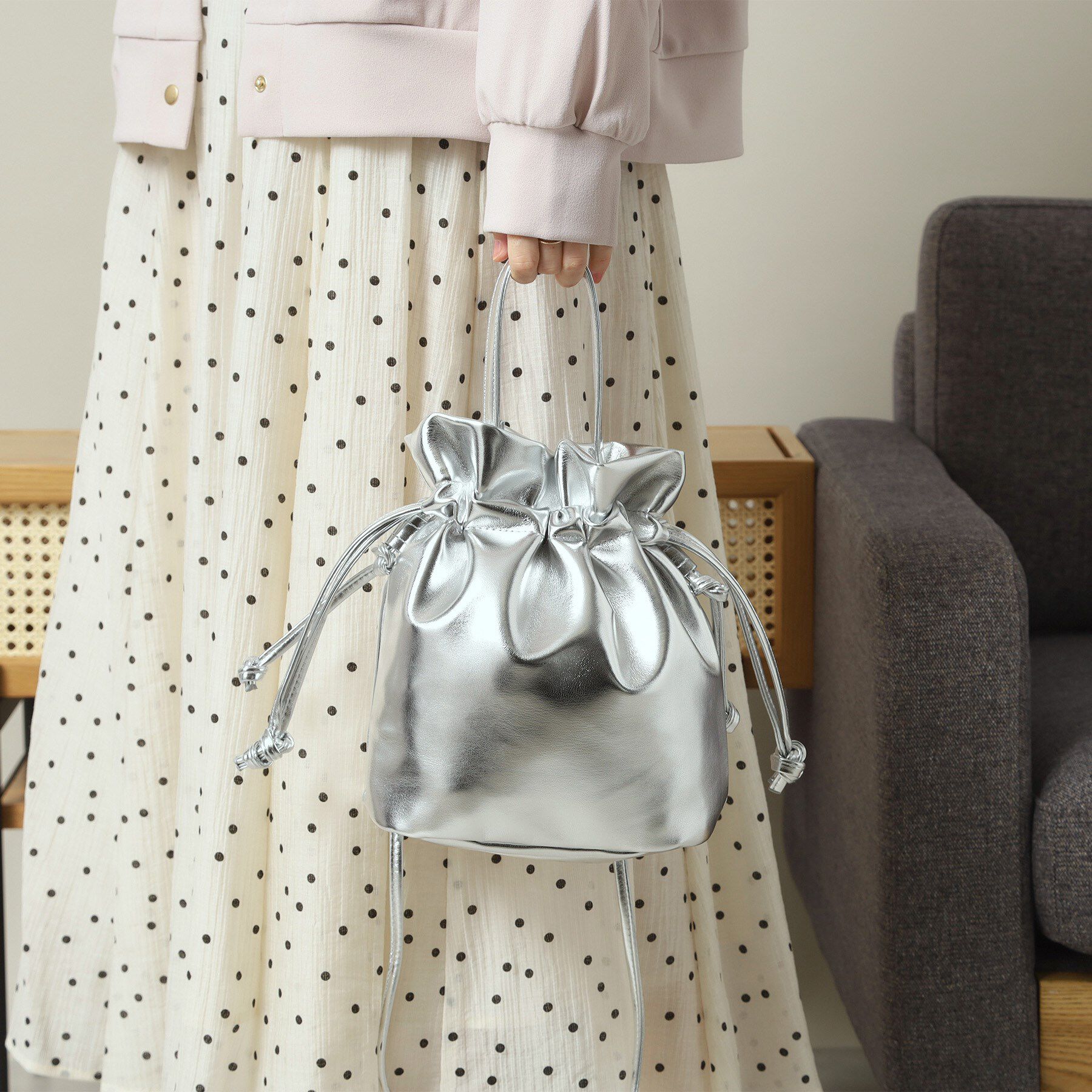 ITS&rsquo;DEMO「メタリック巾着2WAYショルダー」|ショルダー・メッセンジャー|シルバー(006)