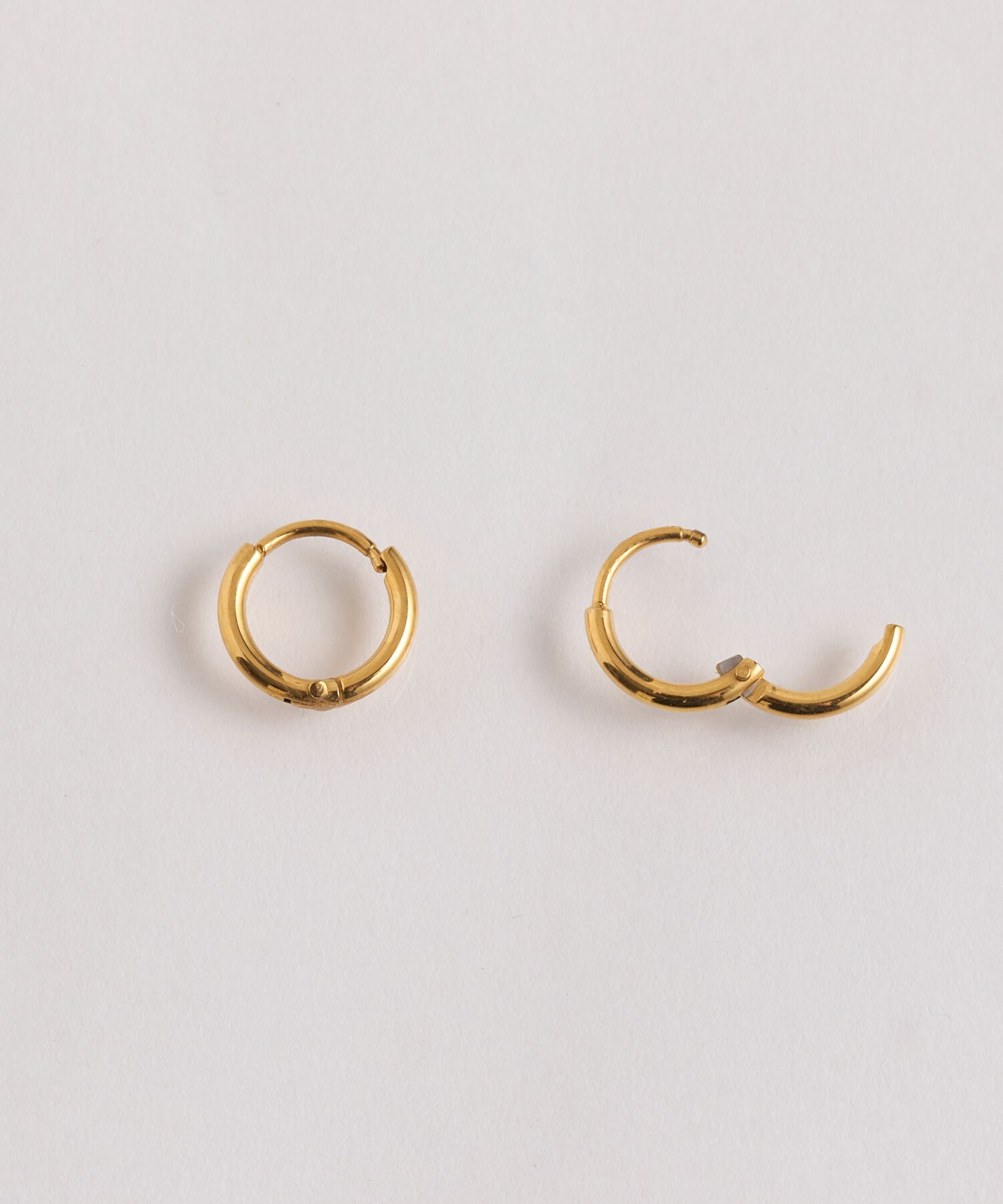 Phoebe「【シリーズ累計販売10000点突破！】金属アレルギー対応 ミニフープピアス　ゴールド/サージカルステンレス」|ピアス|