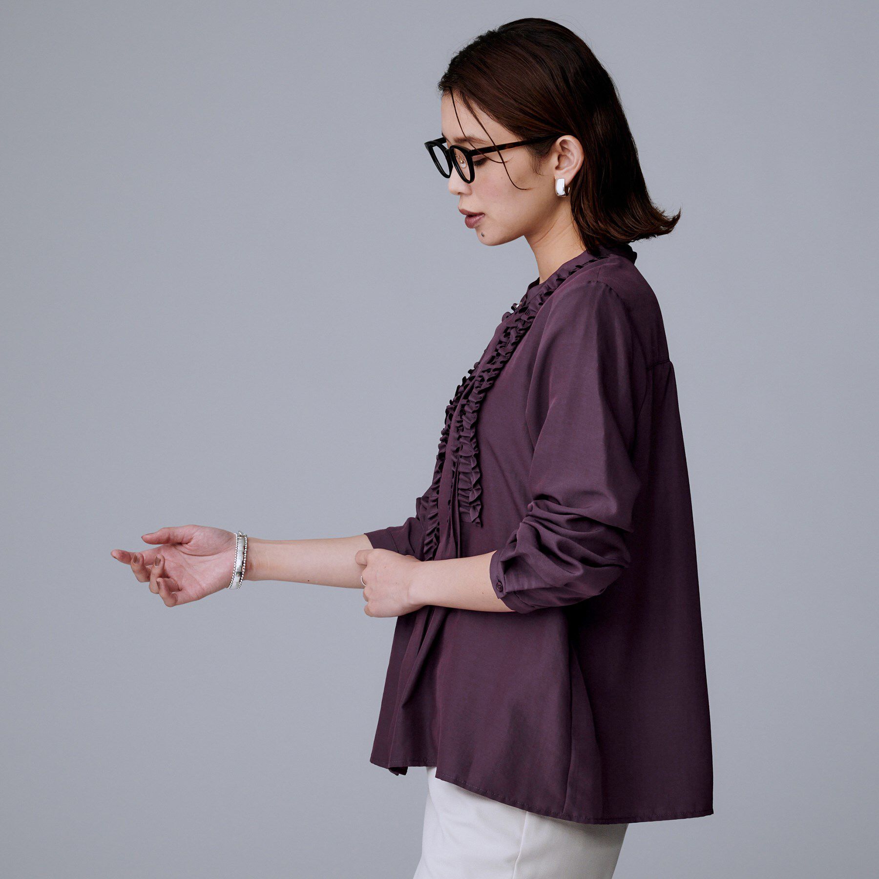 UNTITLED「【1枚で着映え/オンオフ着回し】フリルサテンブラウス」|シャツ・ブラウス|