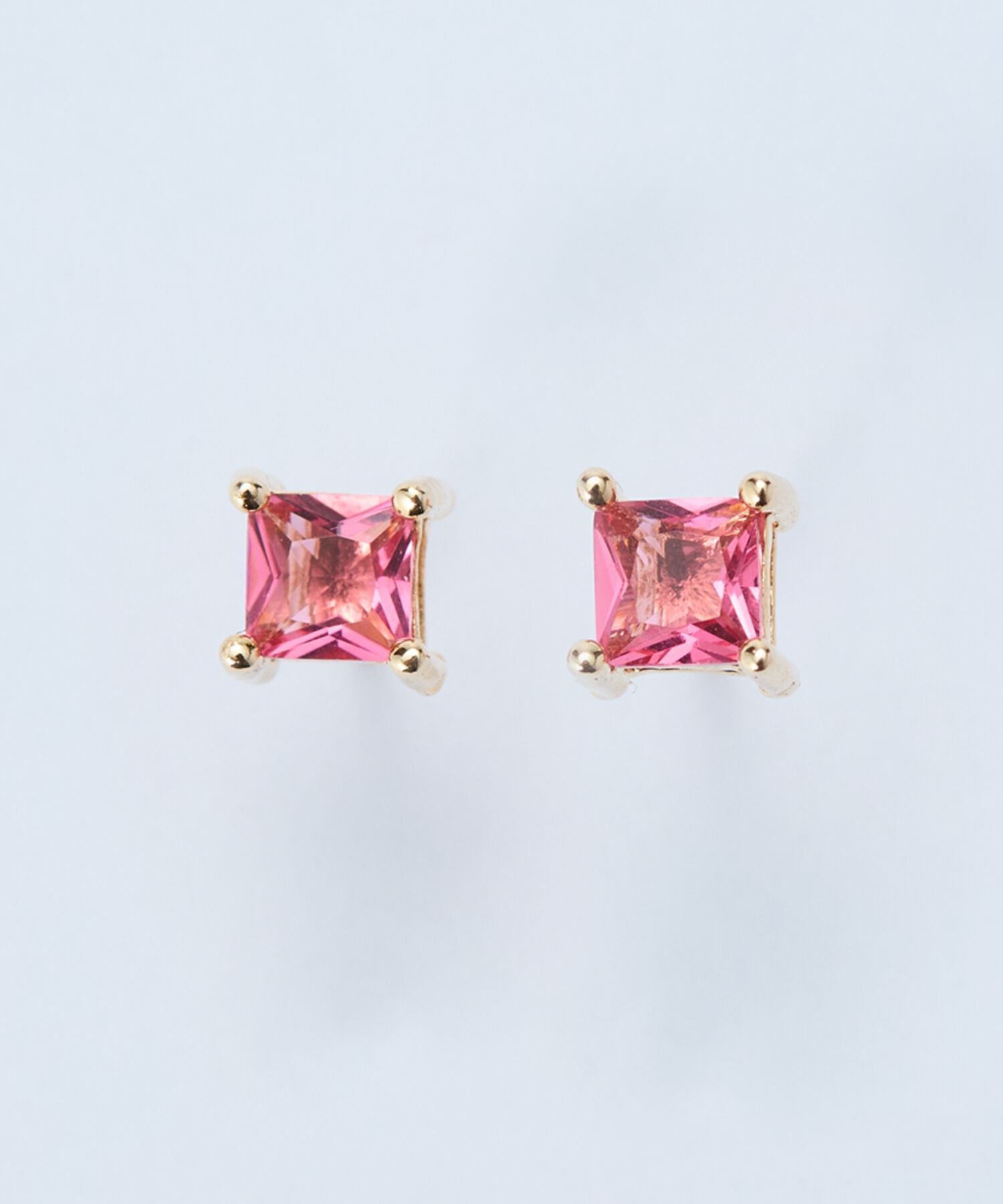 Phoebe「シャインフレームスクエアピアス　レッド」|ピアス|レッド