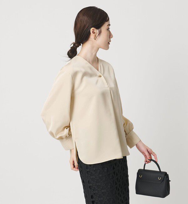 UNITED ARROWS「サテン Vネック ブラウス ‐ウォッシャブル‐」|シャツ・ブラウス|BEIGE