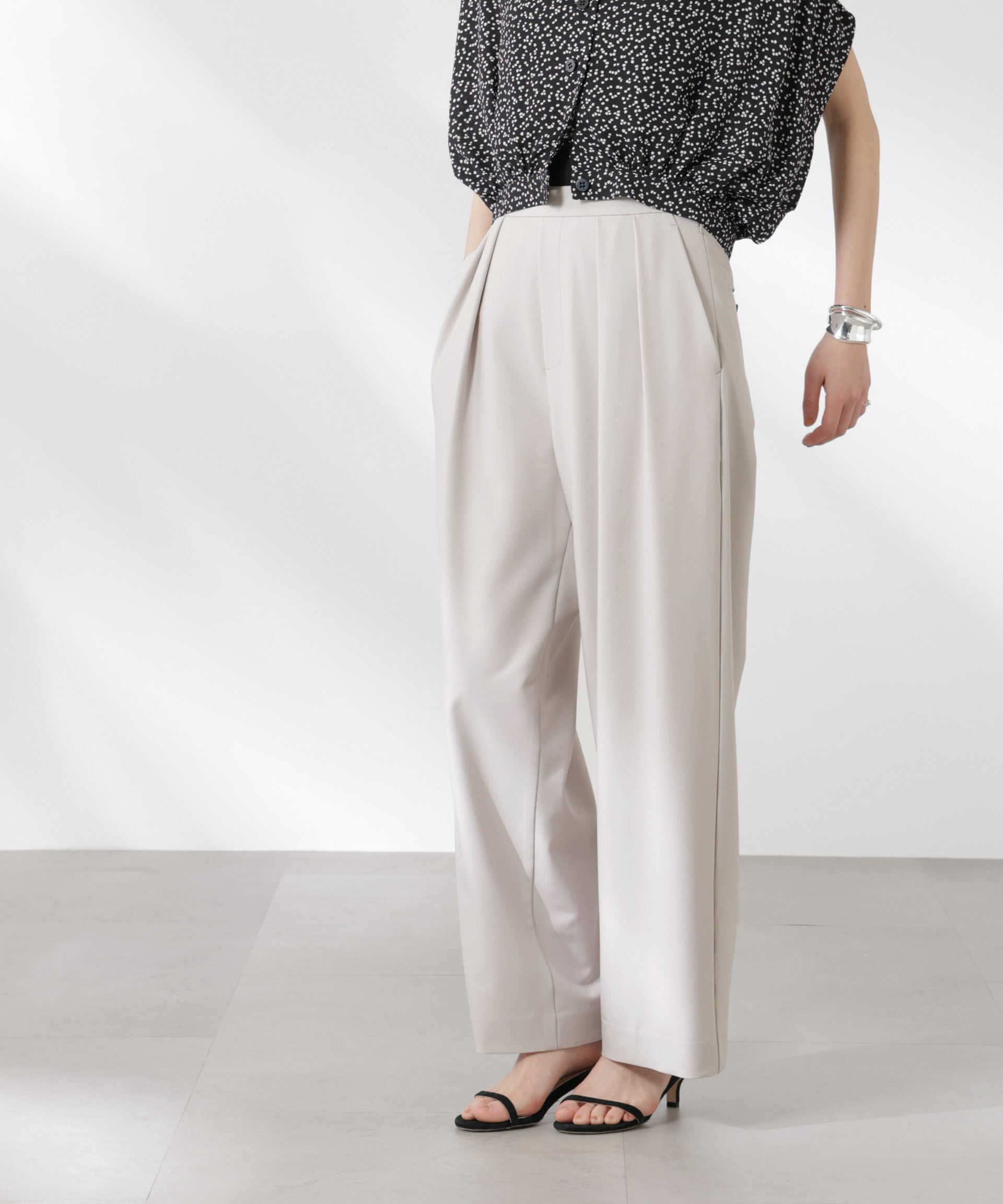 nano･universe「撥水UVストレッチタックワイドパンツ」|チノ|