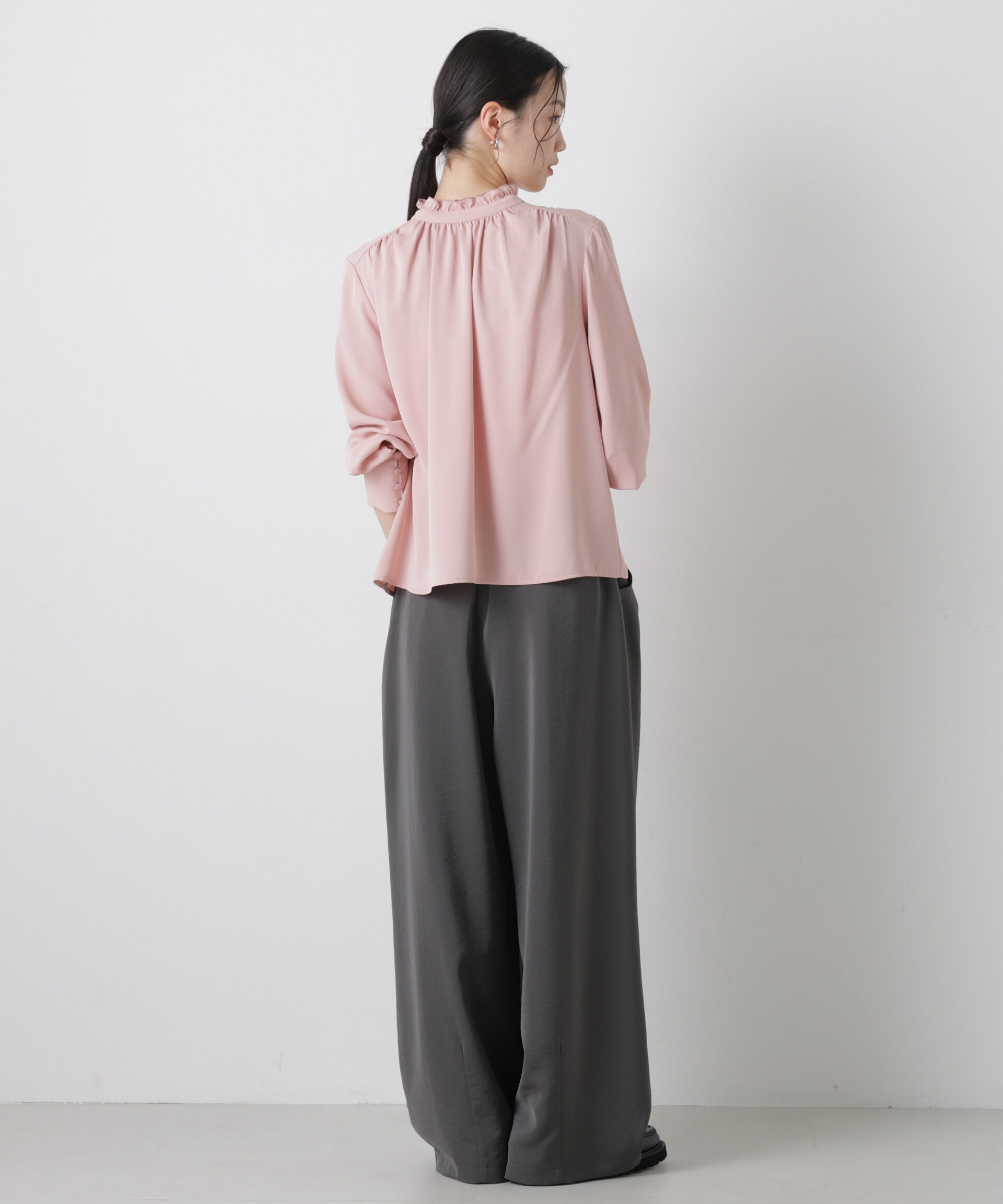 nano･universe「前後2wayスタンドカラーギャザーブラウス」|シャツ・ブラウス|