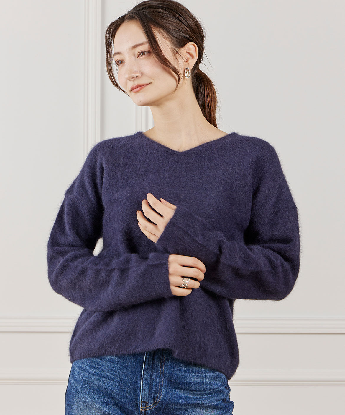 INED「チャイニーズラクーンVネックニット」|ニット・セーター|ネイビー