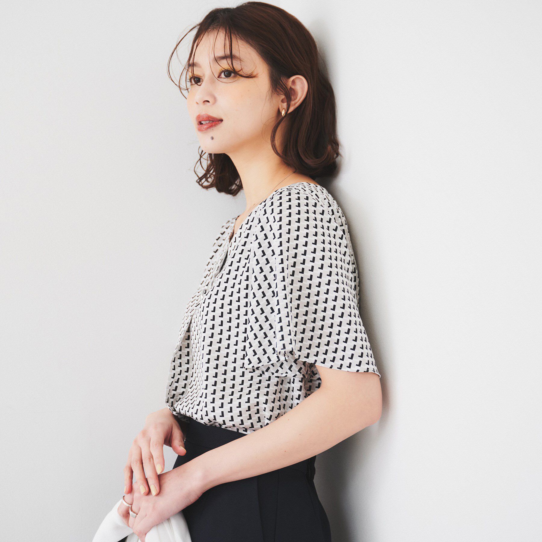 UNTITLED「【通勤/二の腕カバー】ジオメトリック柄 Vネックブラウス」|シャツ・ブラウス|
