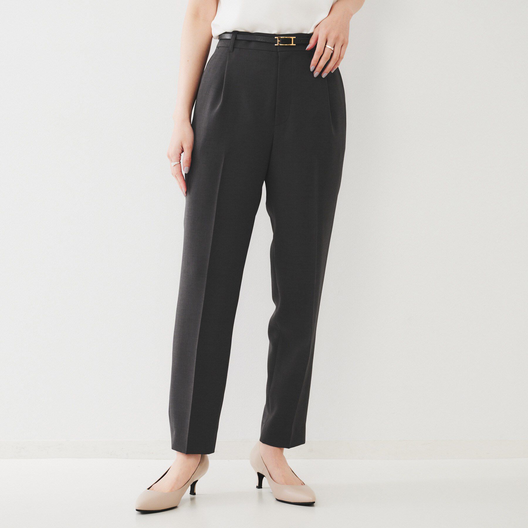 UNTITLED「【通勤スーツ】ライトウェイト テーパードパンツ」|その他|チャコールグレー(0