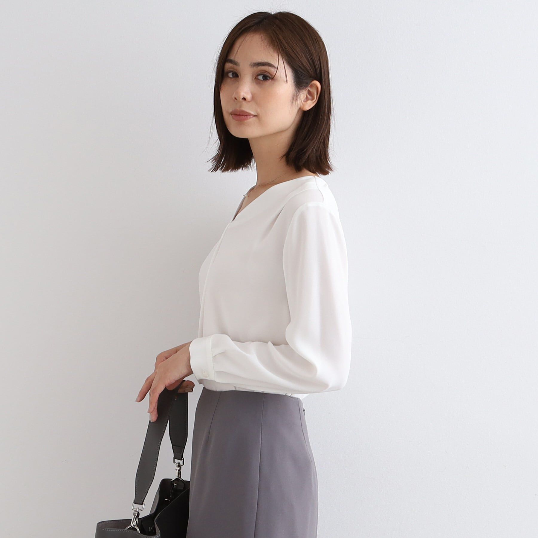 INDIVI「【通勤に最適／Vネック】タックデザインブラウス」|シャツ・ブラウス|