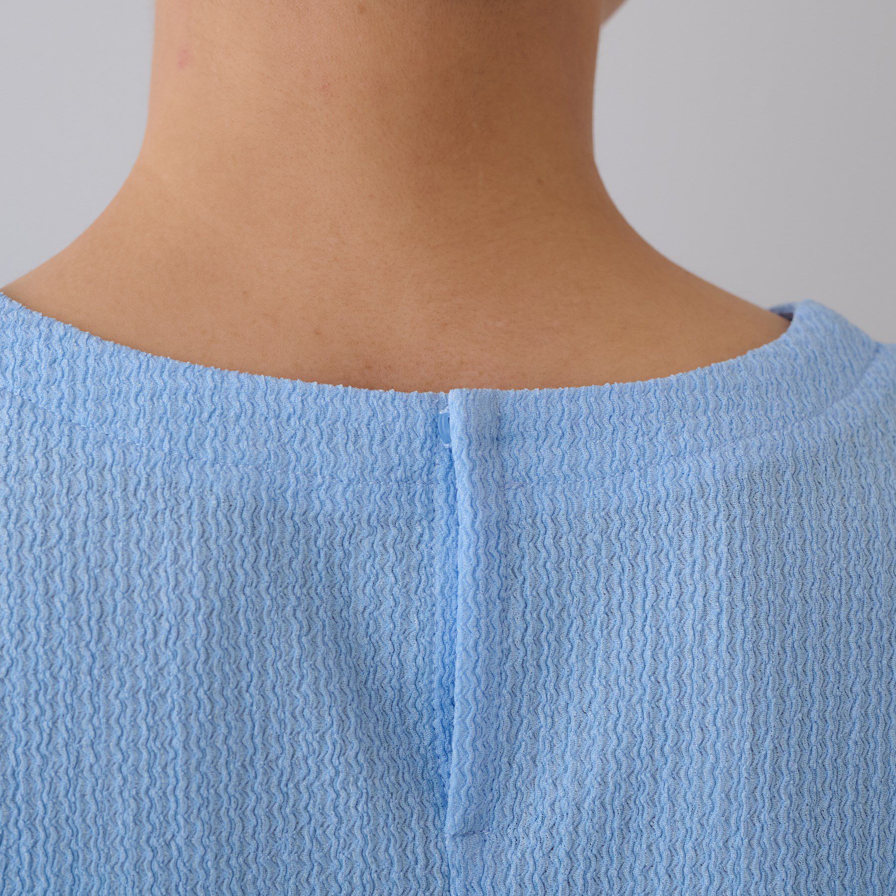 INDIVI「【洗える／凹凸素材】Vネックカットソートップス」|Tシャツ・カットソー|