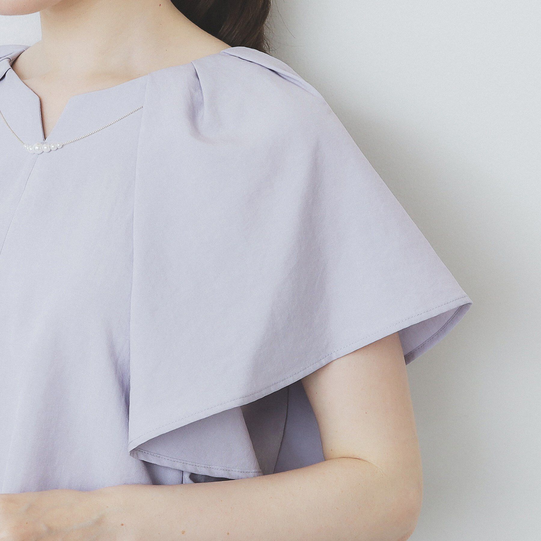 index「《7色展開/S-LLサイズ》フリルタックスリーブキーネックブラウス【吸水速乾/洗濯機可/イージーアイ」|シャツ・ブラウス|