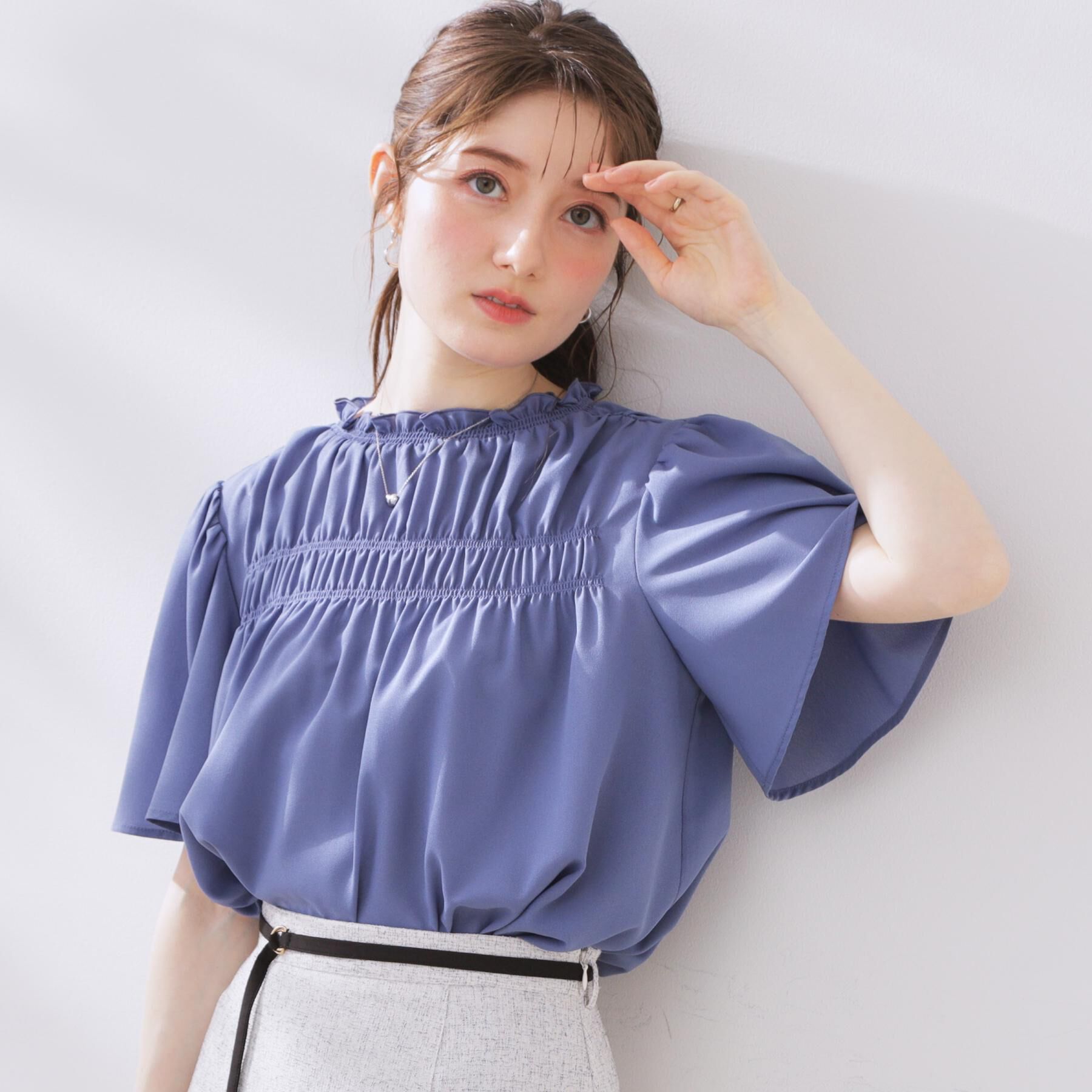 Couture broach「【二の腕カバー・通勤】シャーリングシアーブラウス」|シャツ・ブラウス|ブルー(092)