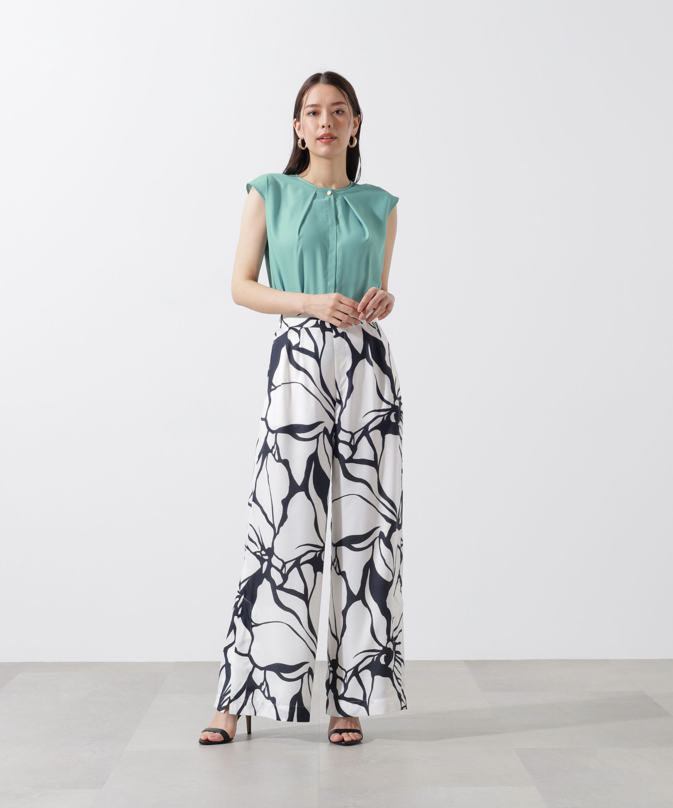  「メタルボタンクルーネックタックブラウス」|シャツ・ブラウス|