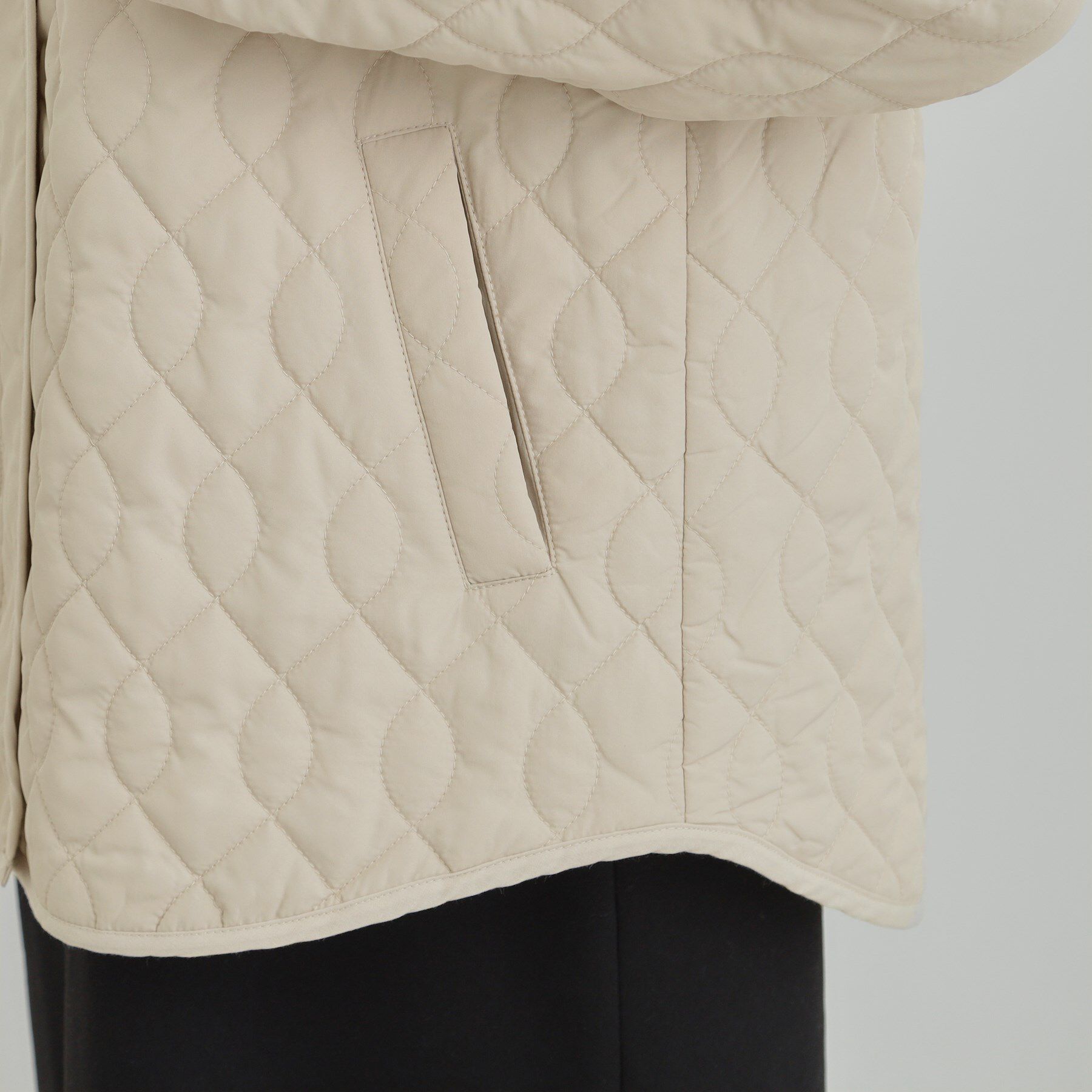 SHOO･LA･RUE「【洗濯機可/S-LL/撥水】ゴールドパーツで女性らしさをプラス 大人が着たい ノーカラーキルトジャケ」|ノーカラージャケット|