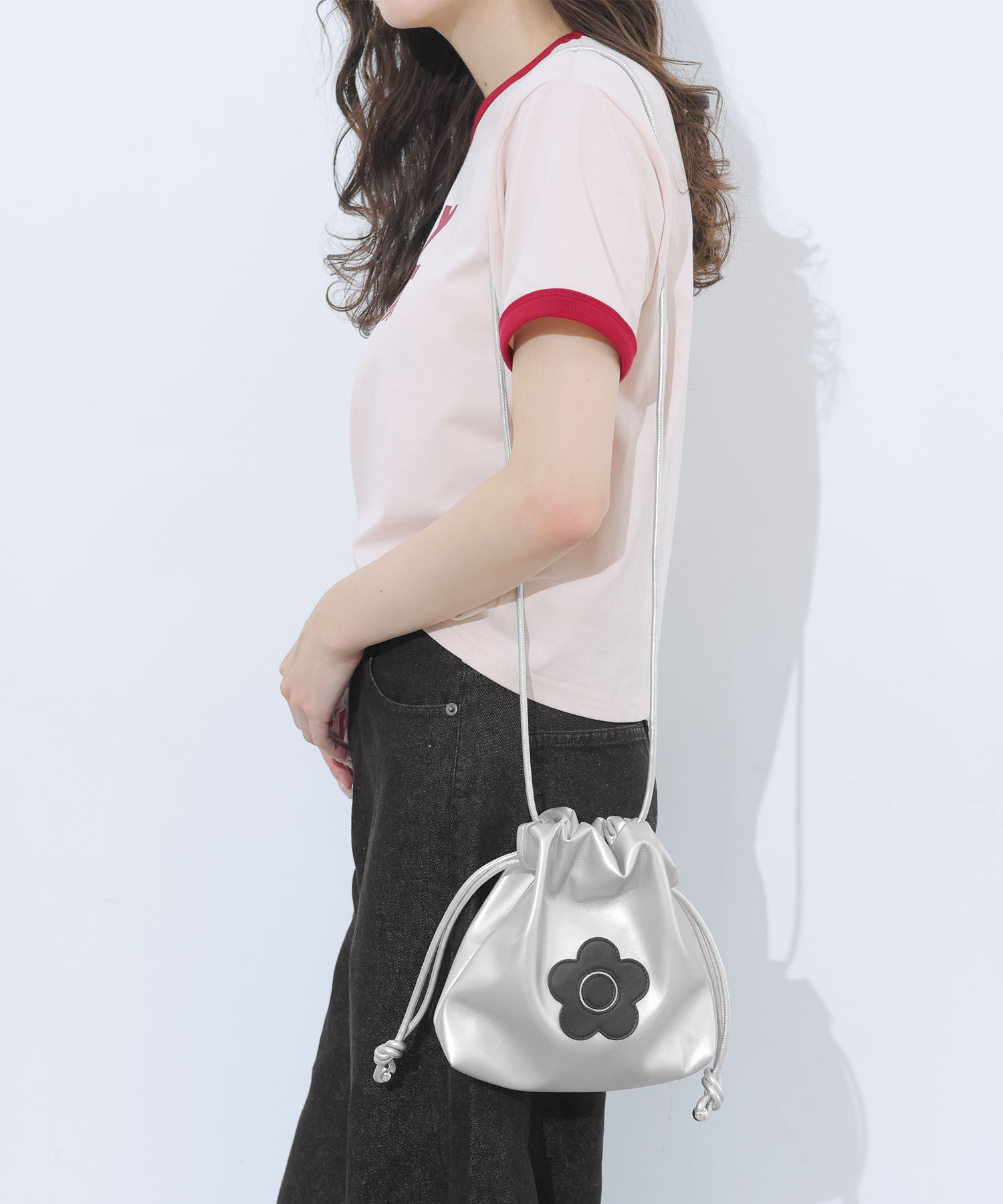 MARY QUANT「デイジーパッチドロスト ショルダー」|ショルダー・メッセンジャー|シルバー