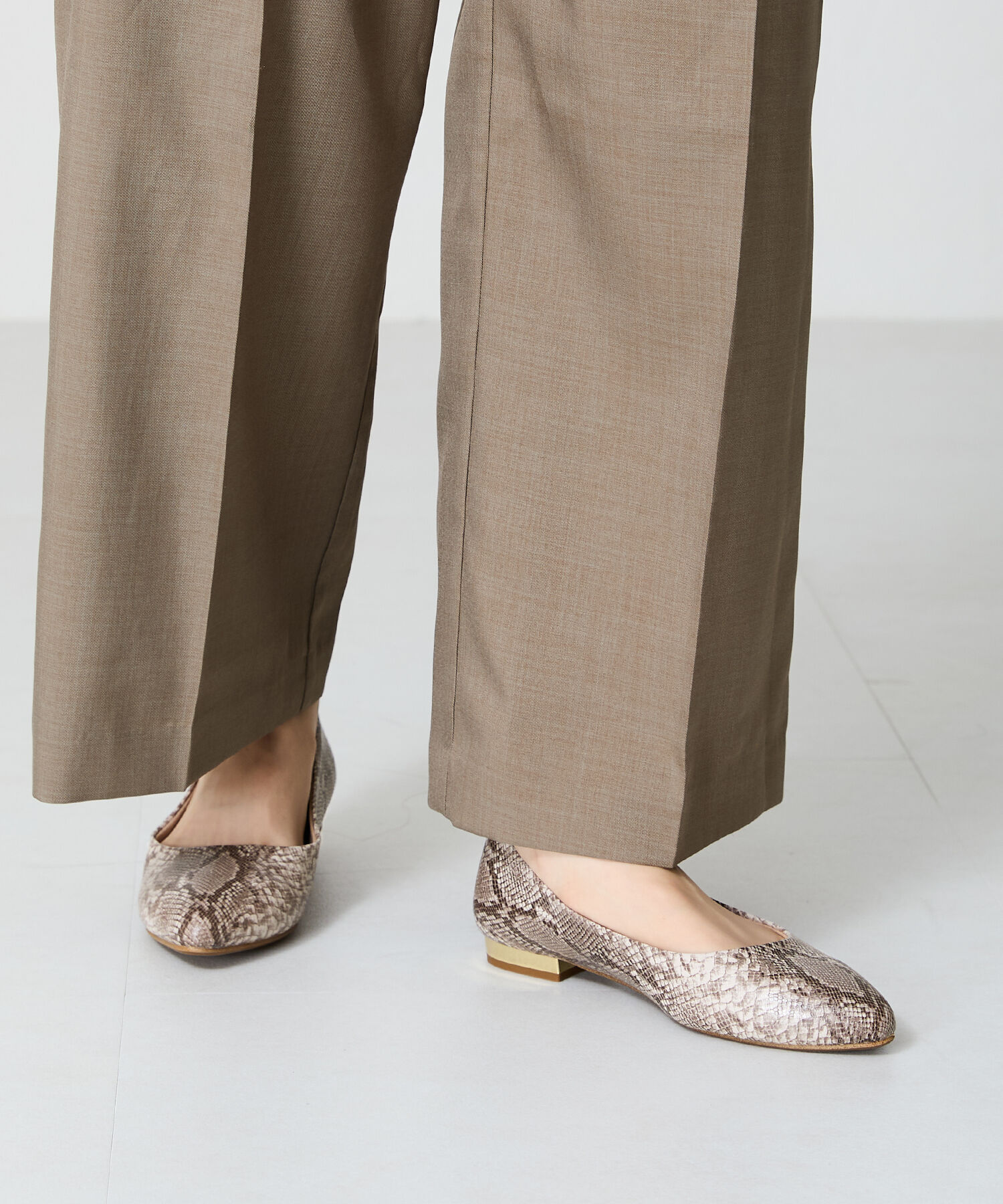 ORiental TRaffic「【WEB限定 / 累計16万足突破】ポインテッドトゥ フラット パンプス /R-4007 通勤靴 厚手クッション」|パンプス|BLACKBEIGE