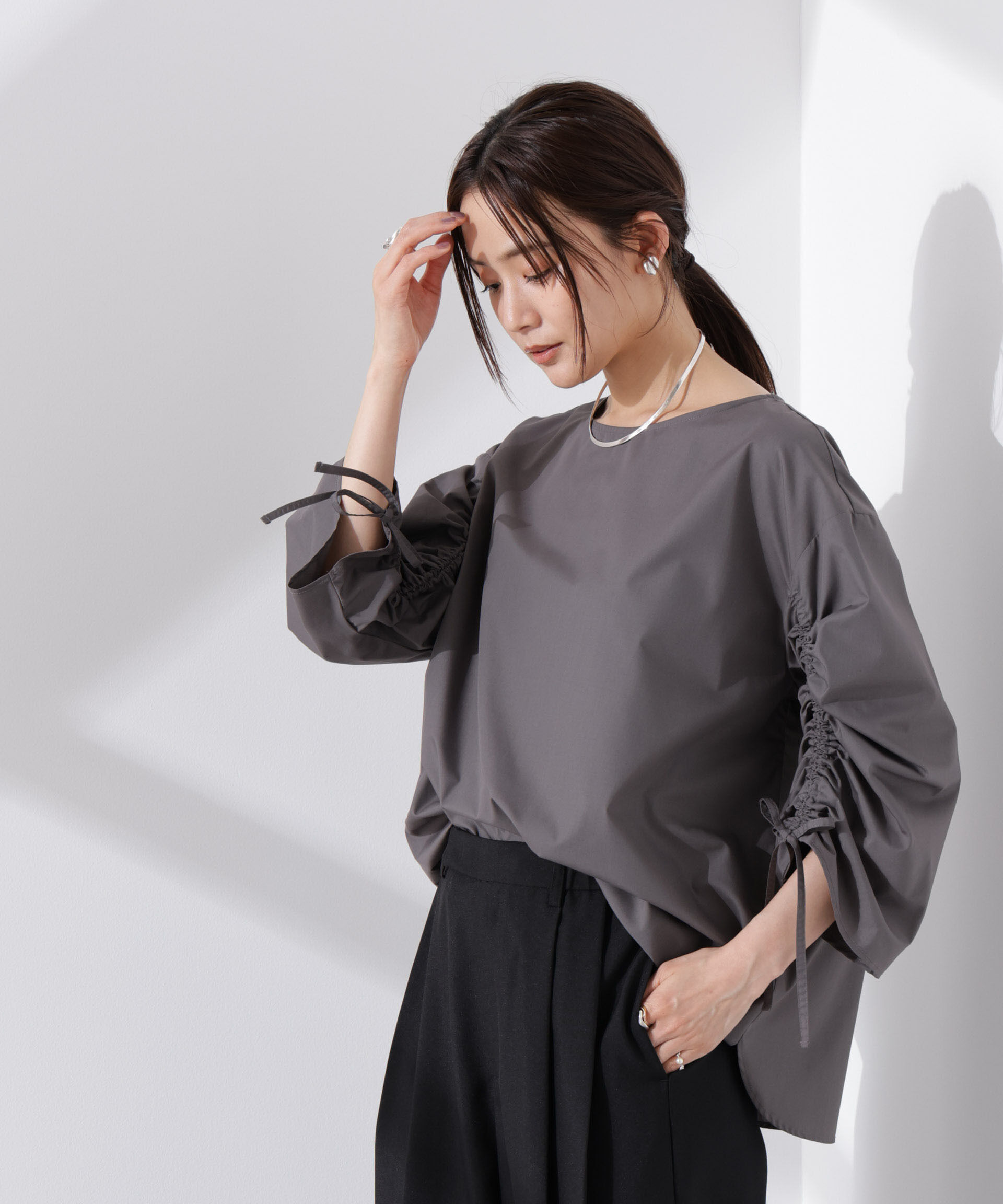 nano･universe「ドロストギャザースリーブプルオーバーシャツ」|シャツ・ブラウス|チャコール3