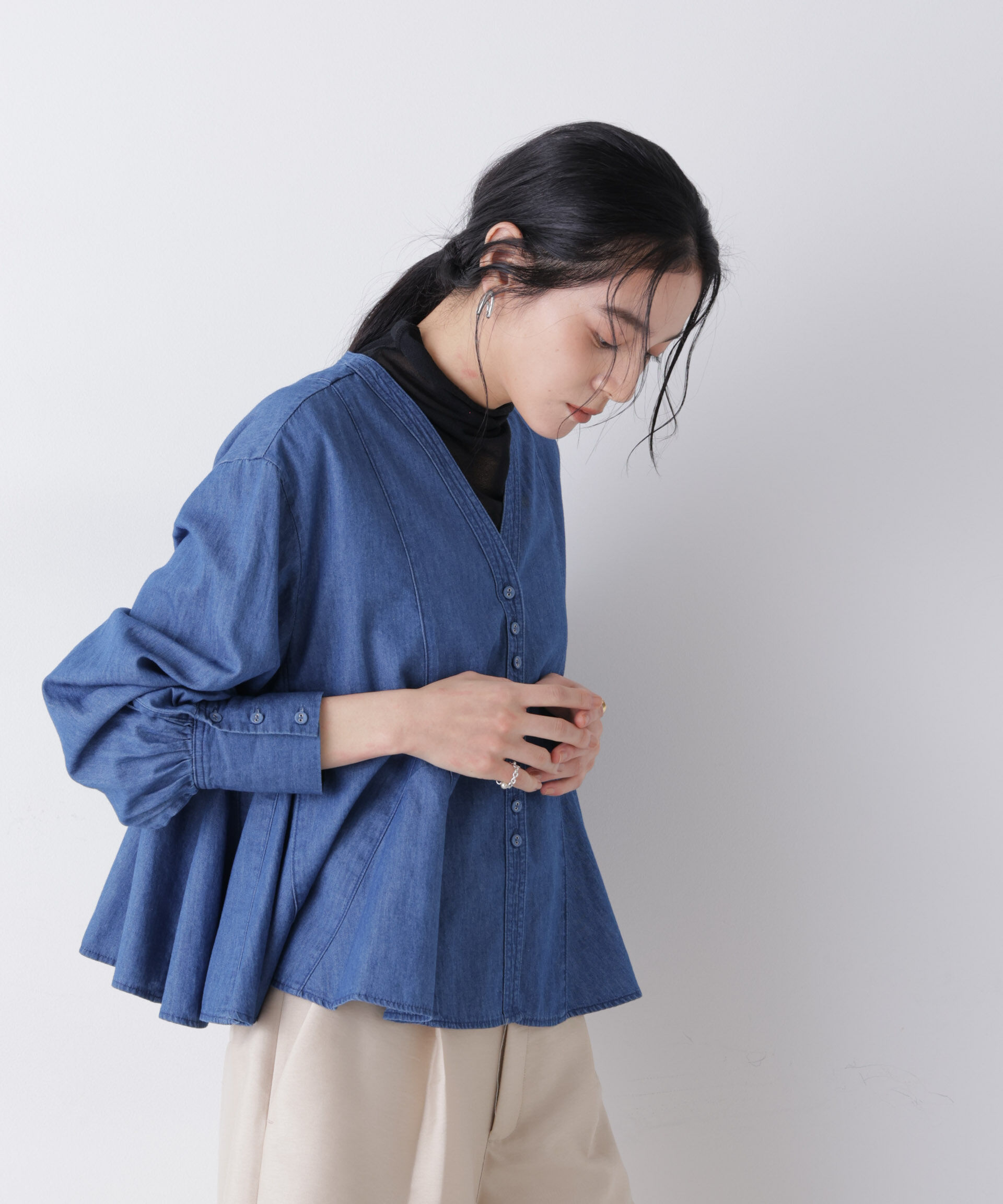 nano･universe「ライトデニムフレアブラウス」|シャツ・ブラウス|