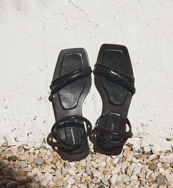 AU BANNISTER「ストラップフラットサンダル」|サンダル|ブラック