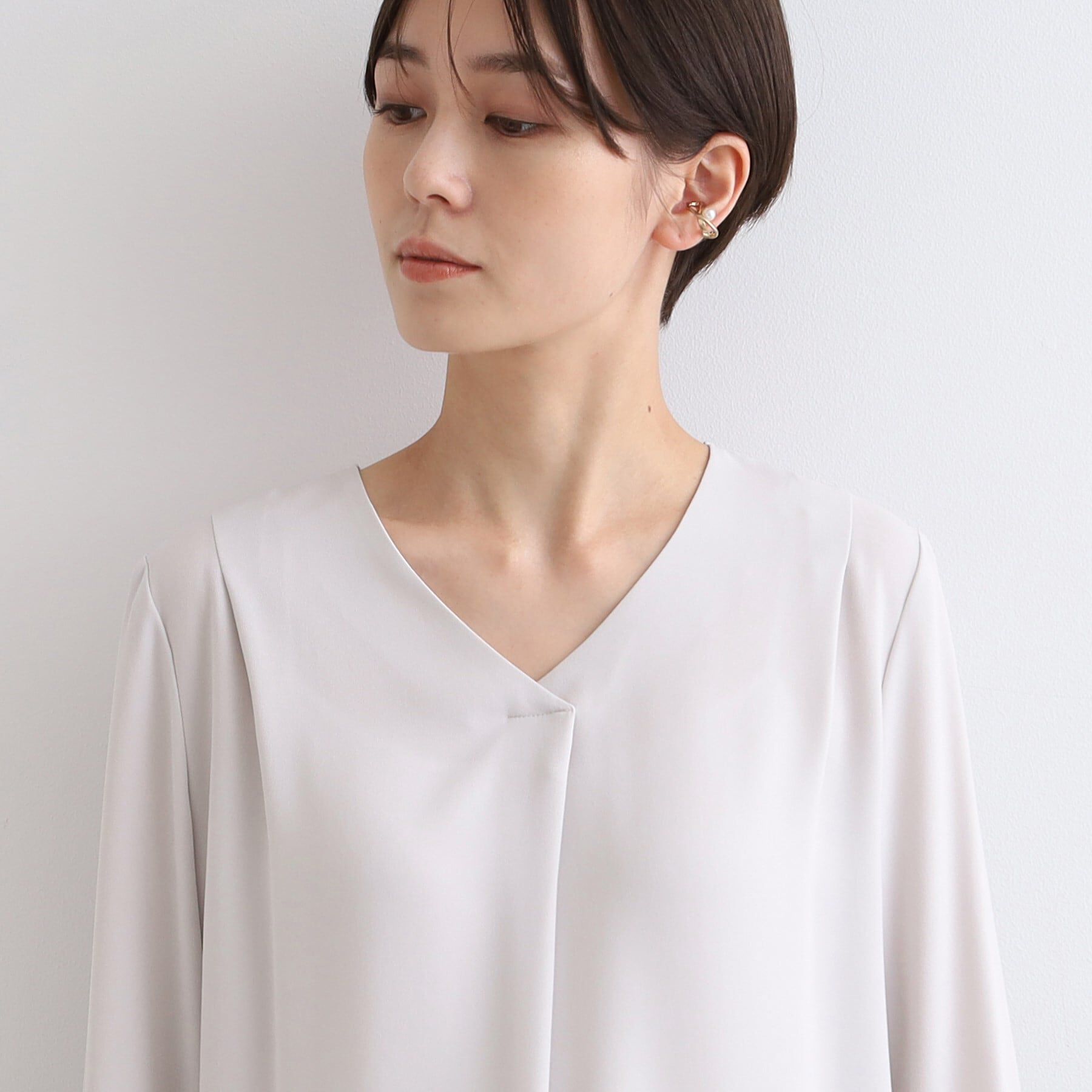 INDIVI「【通勤に最適／Vネック】タックデザインブラウス」|シャツ・ブラウス|