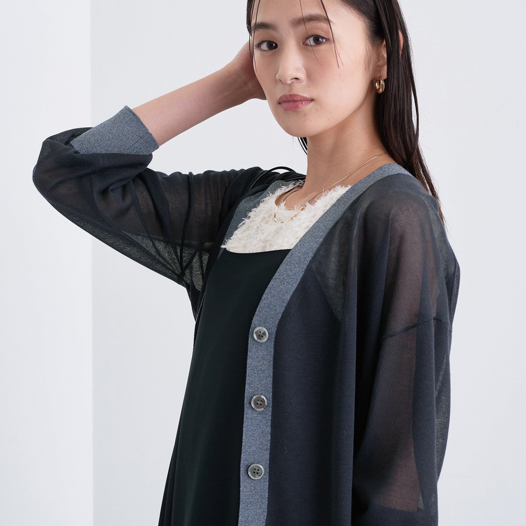 INDIVI「【程よいシアー素材/洗える】バイカラーラメカーディガン」|カーディガン|