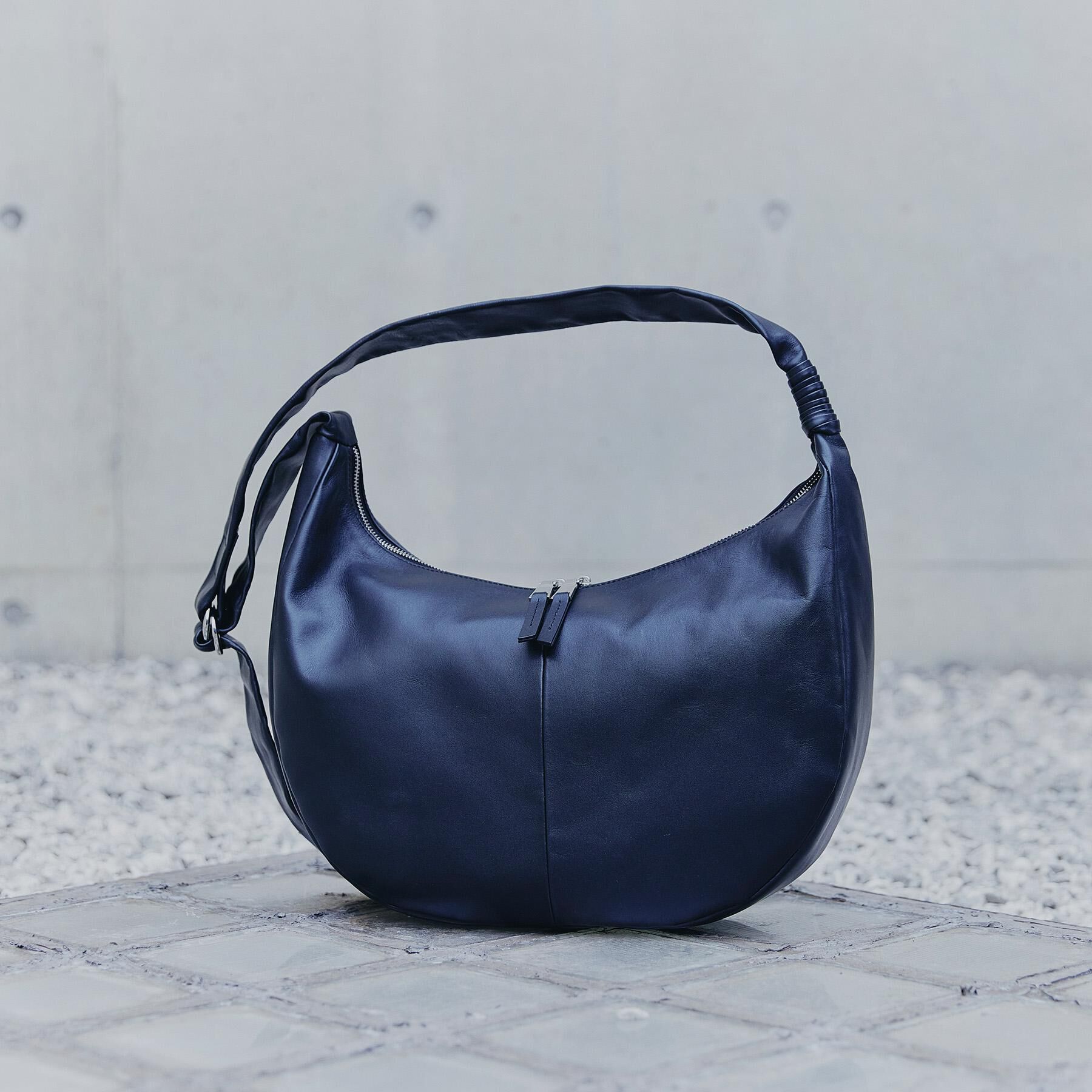 tk.TAKEO KIKUCHI「【牛革使用】リアルレザーラウンドショルダーバッグ」|ショルダー・メッセンジャー|ブラック(019)