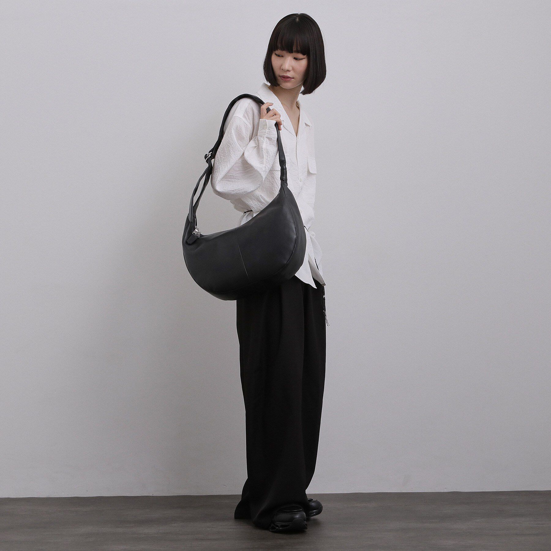 tk.TAKEO KIKUCHI「【牛革使用】リアルレザーラウンドショルダーバッグ」|ショルダー・メッセンジャー|