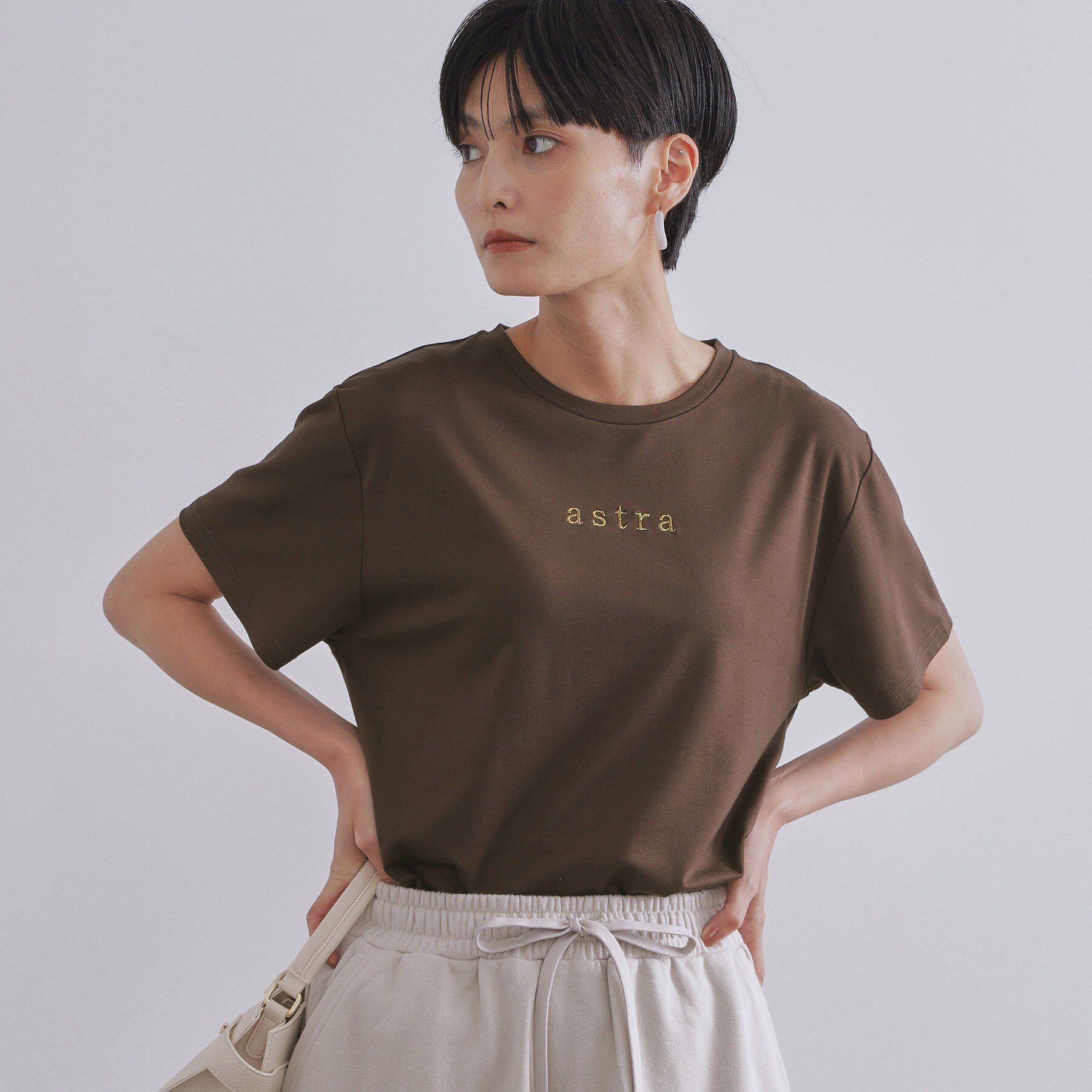 OPAQUE.CLIP「メタリック刺繍ロゴTシャツ【接触冷感/洗濯機洗い可】」|Tシャツ・カットソー|ブラウン(044)