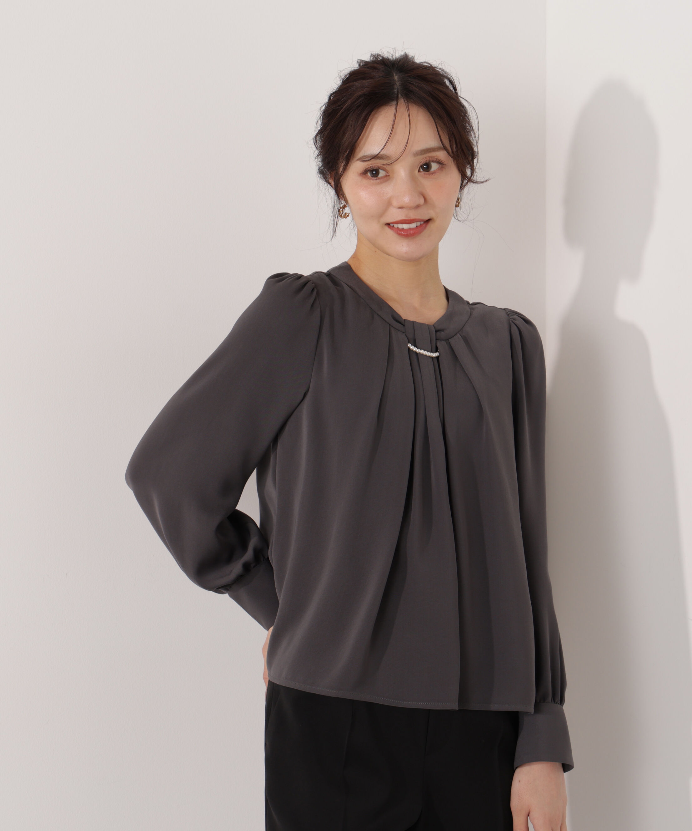 PROPORTION BODY DRESSING「パール付きベーシックブラウス 26SS」|シャツ・ブラウス|チャコール2