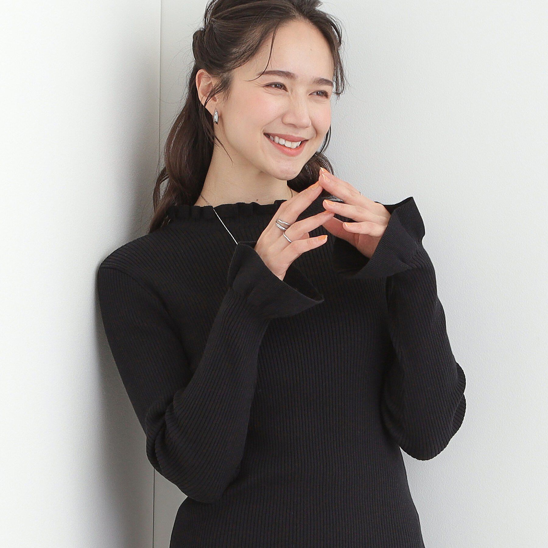 SHOO･LA･RUE「【洗濯機可/S-LL】お袖と襟のフリルで大人上品 やわらかリブニット」|ニット・セーター|ブラック(019)