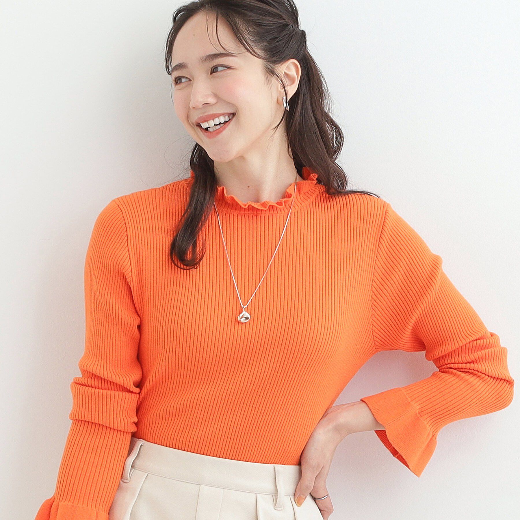 SHOO･LA･RUE「【洗濯機可/S-LL】お袖と襟のフリルで大人上品 やわらかリブニット」|ニット・セーター|オレンジ(067)