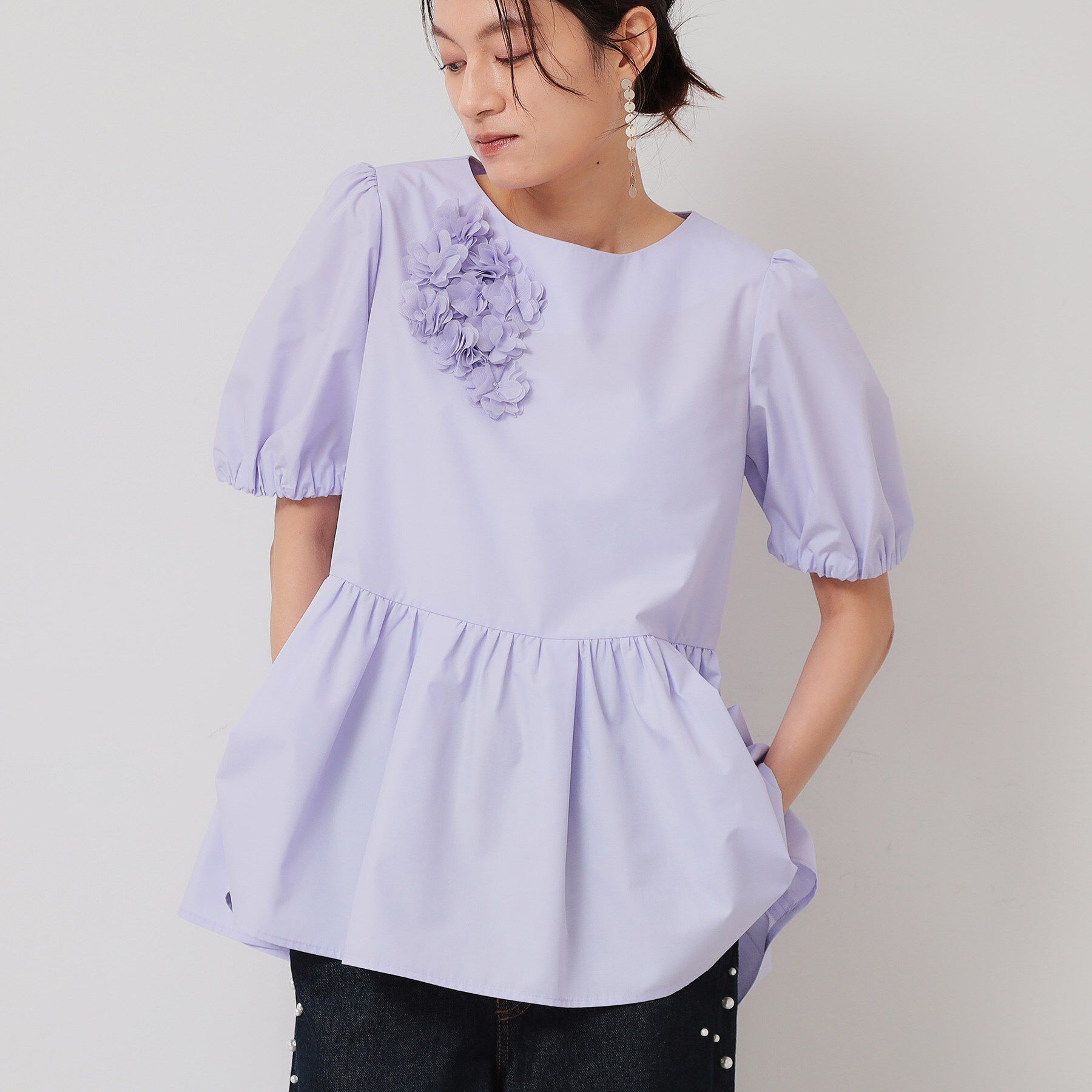 SunaUna「【接触冷感／ペプラム】コサージュ風ブラウス」|シャツ・ブラウス|