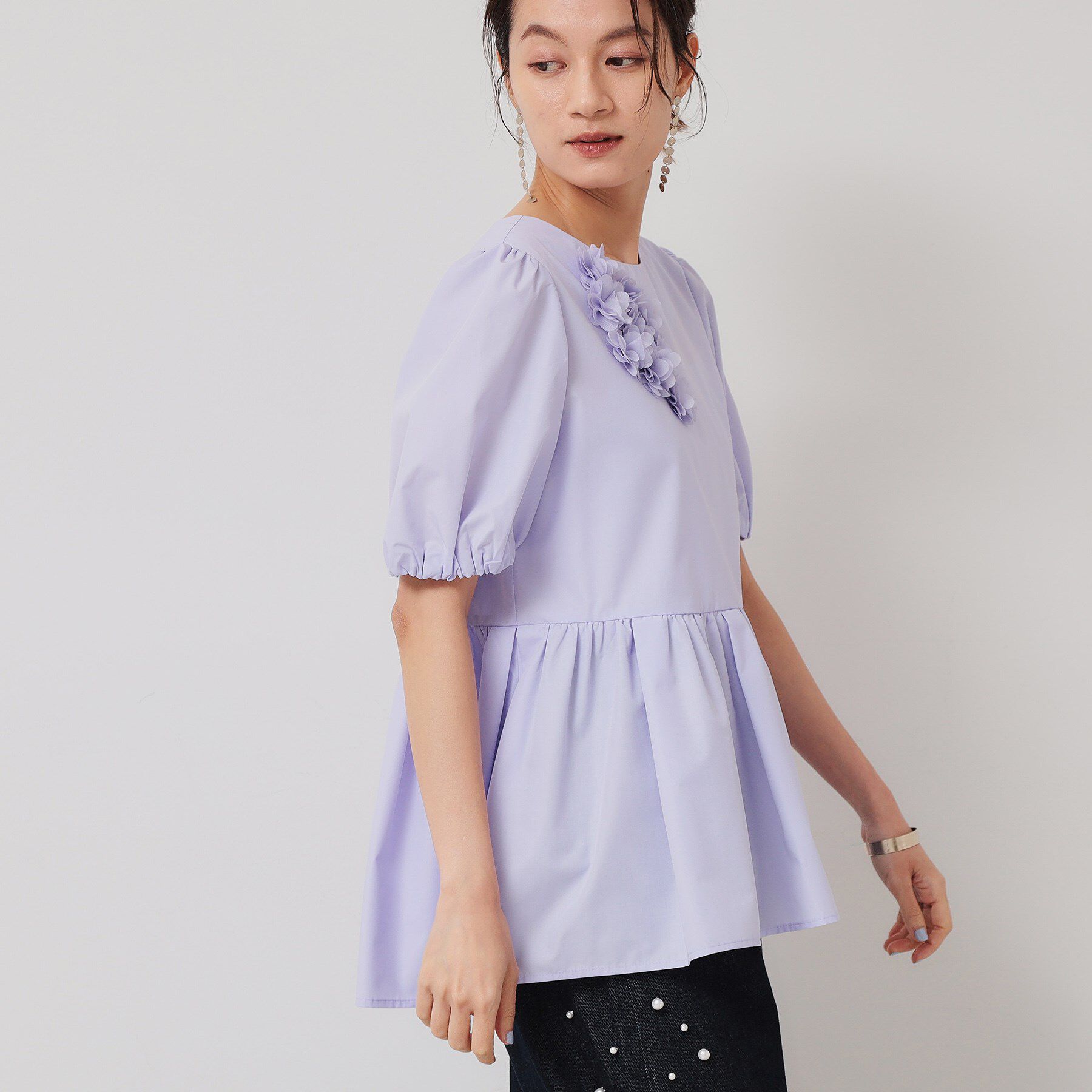 SunaUna「【接触冷感／ペプラム】コサージュ風ブラウス」|シャツ・ブラウス|
